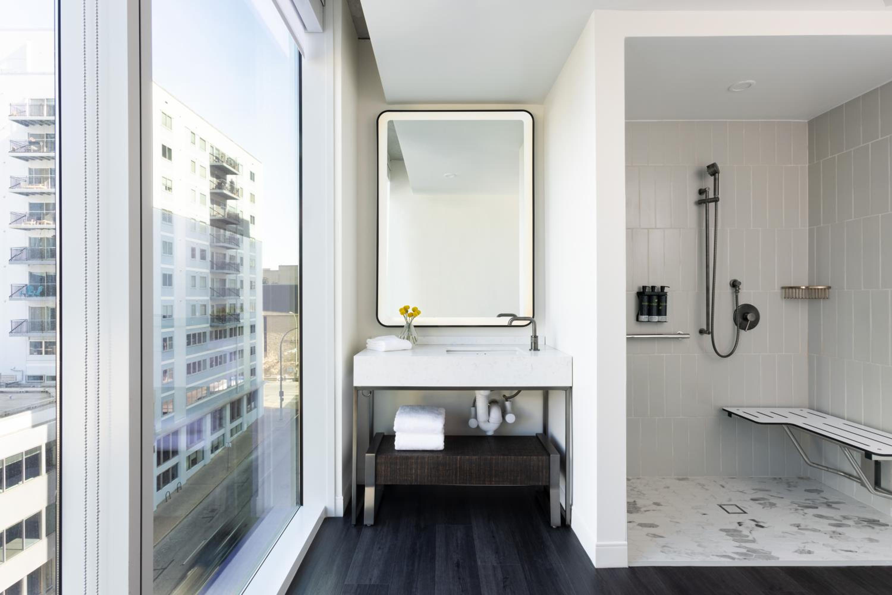 King Room with Accessible Shower - Disability Access - Photo 4