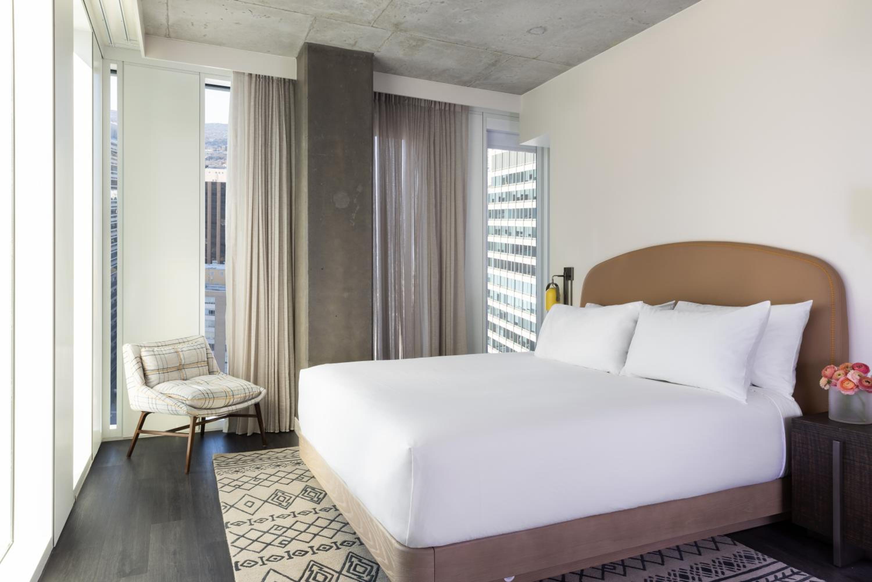Deluxe King Room with Capitol View - Photo 3
