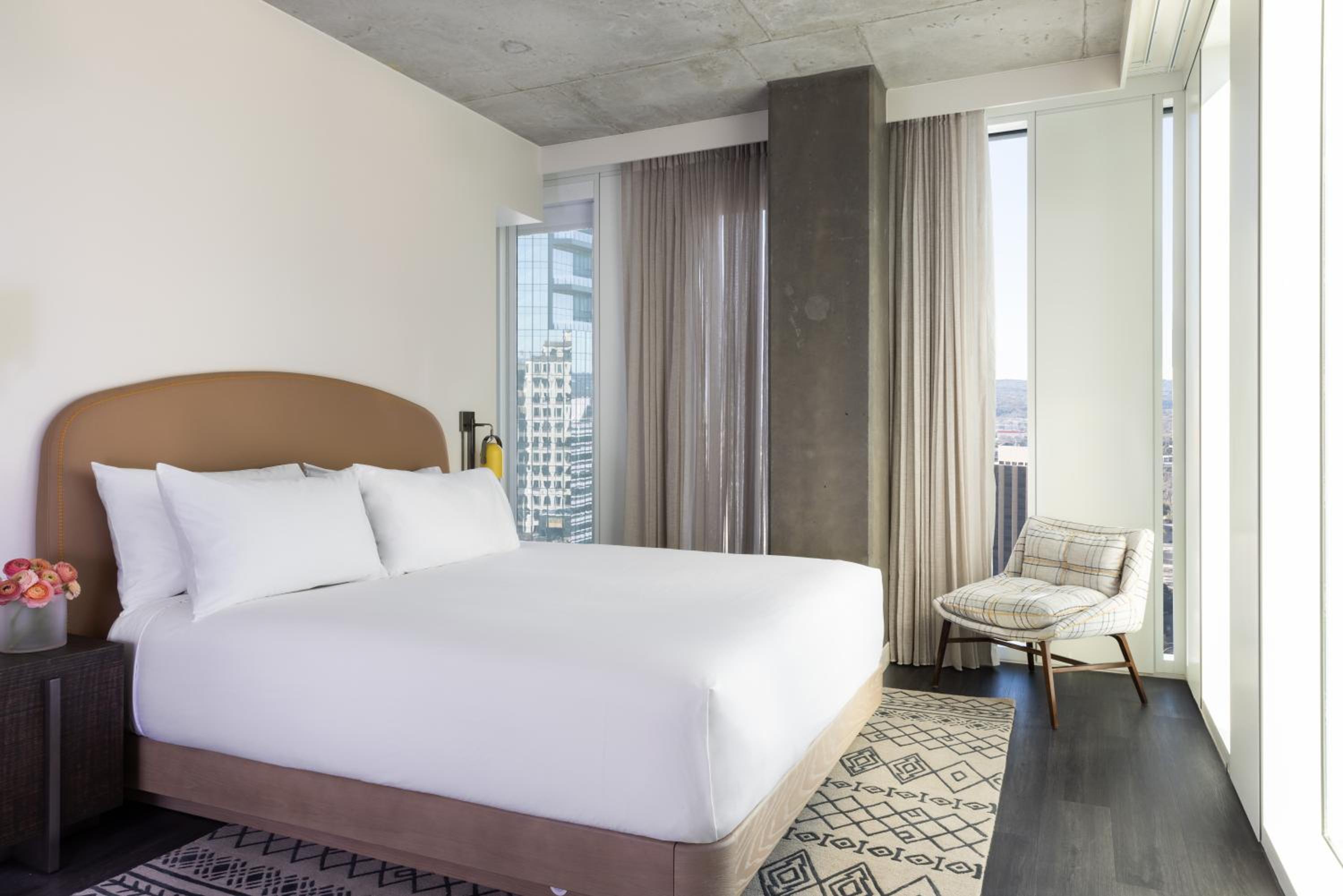 Deluxe King Room with City View - Photo 4