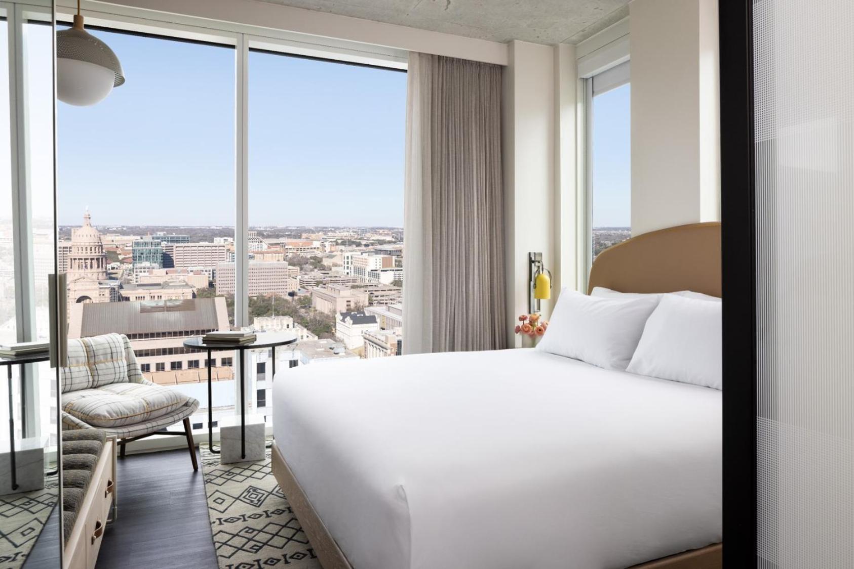 Corner King Room with Capitol View - Photo 4