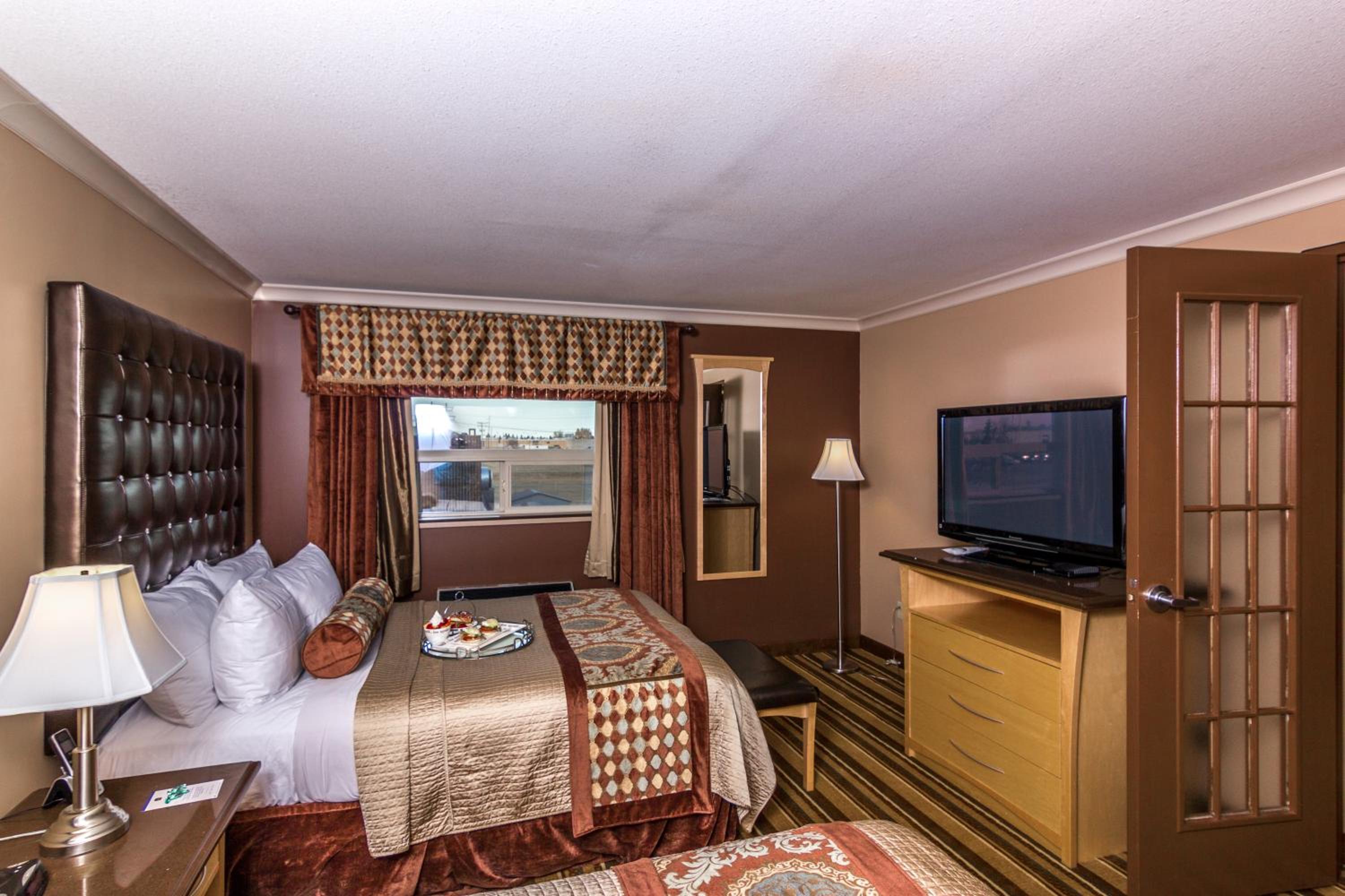 Queen Suite with Two Queen Beds and Kitchenette - Non-Smoking photo 2