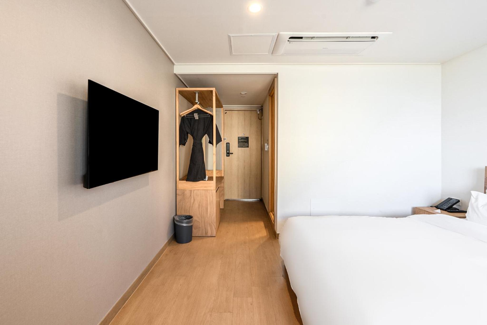 Standard Double Room - Photo 8