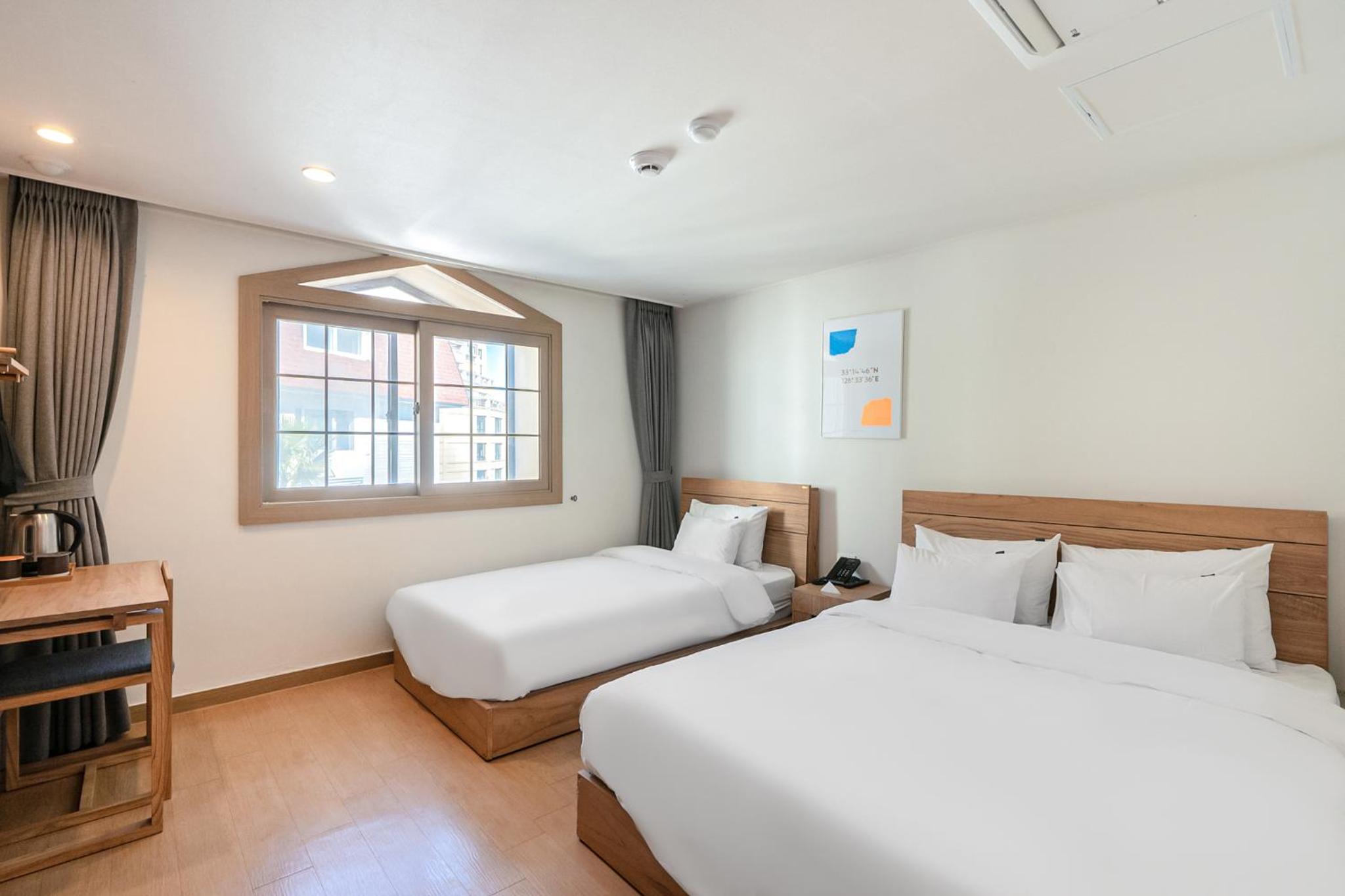 Deluxe Twin Room with Sea View - Photo 1
