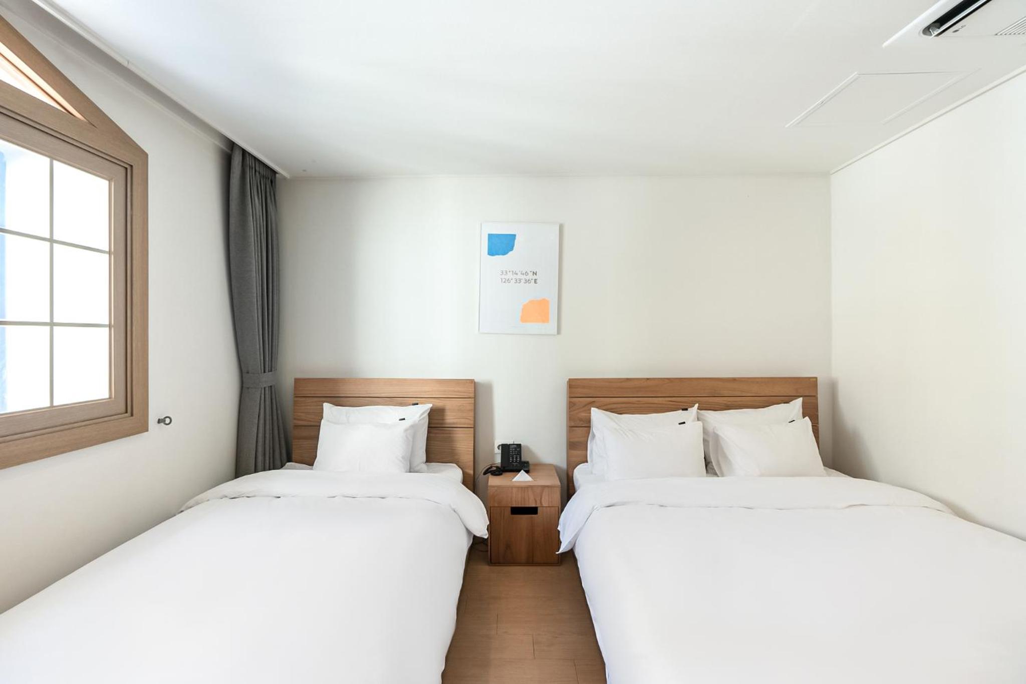 Deluxe Twin Room with Sea View - Photo 6