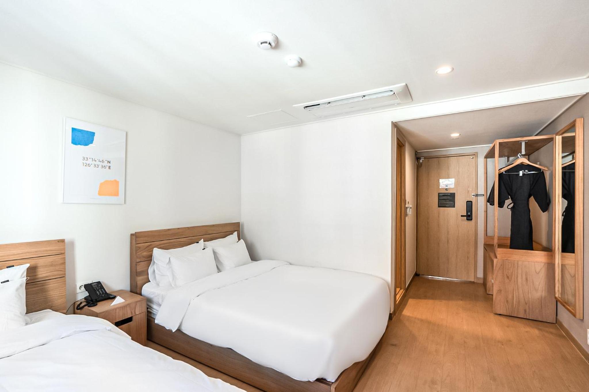 Deluxe Twin Room with Sea View - Photo 3