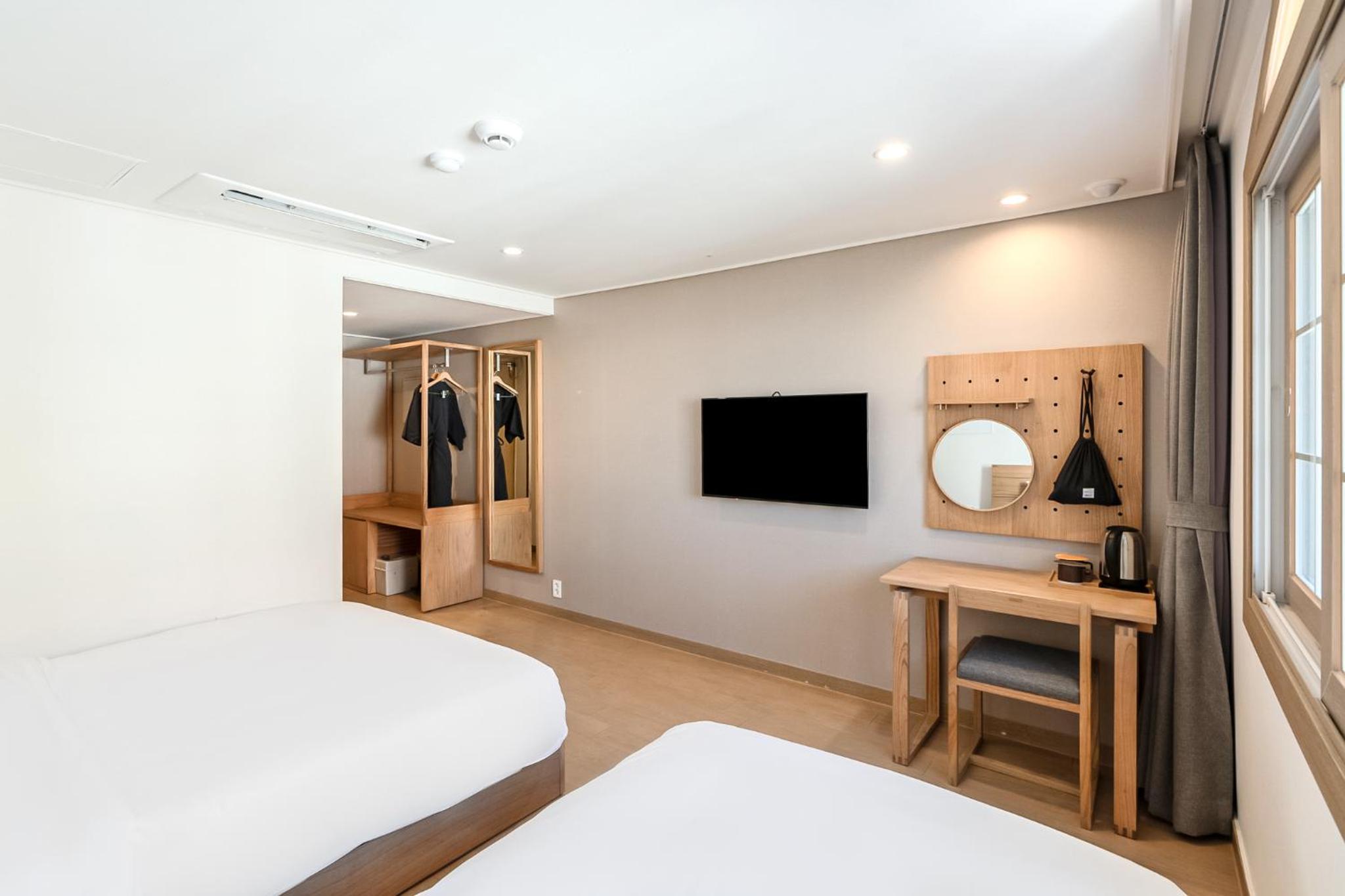 Deluxe Twin Room with Sea View - Photo 2