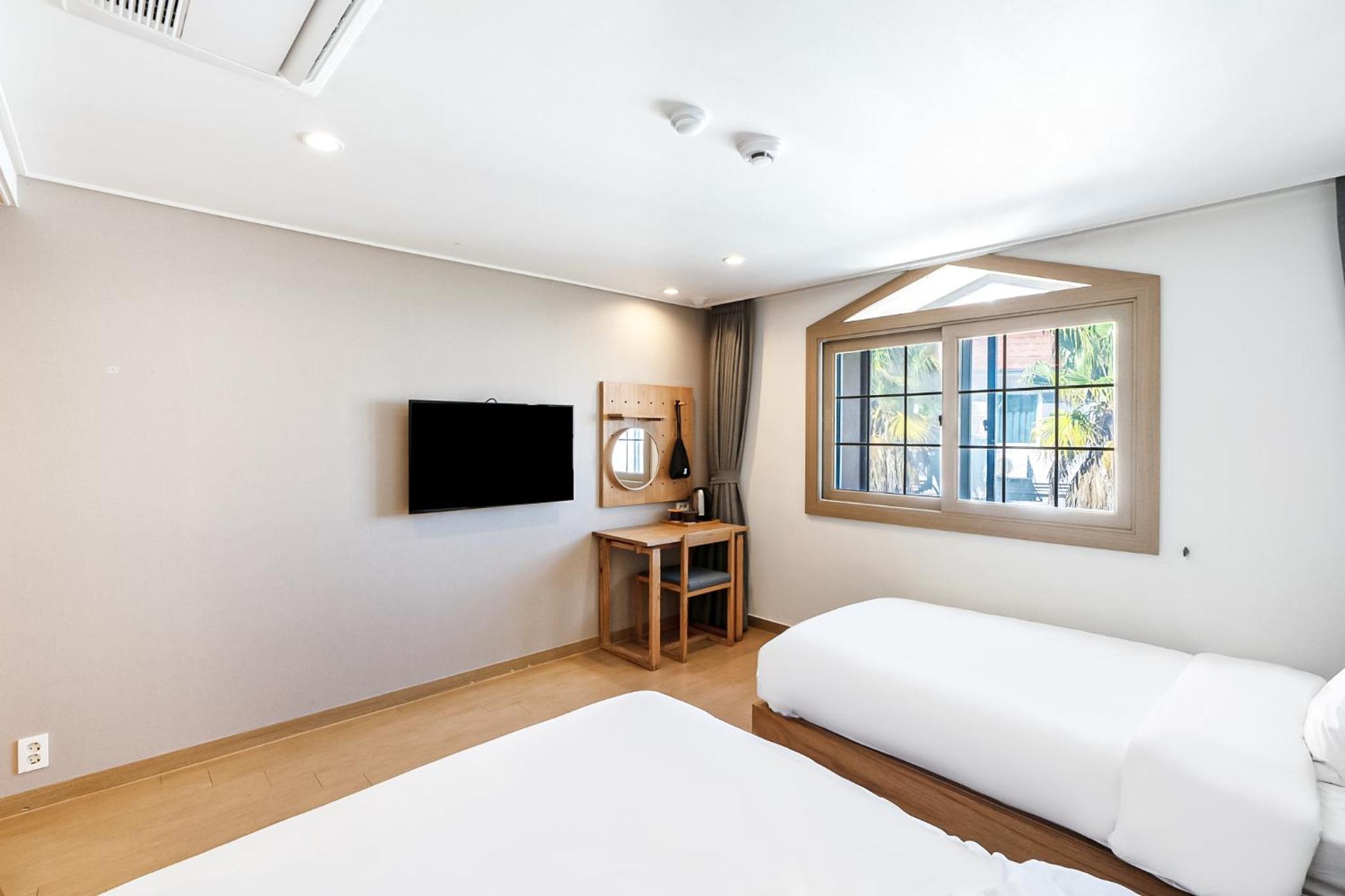 Deluxe Twin Room with Sea View - Photo 5