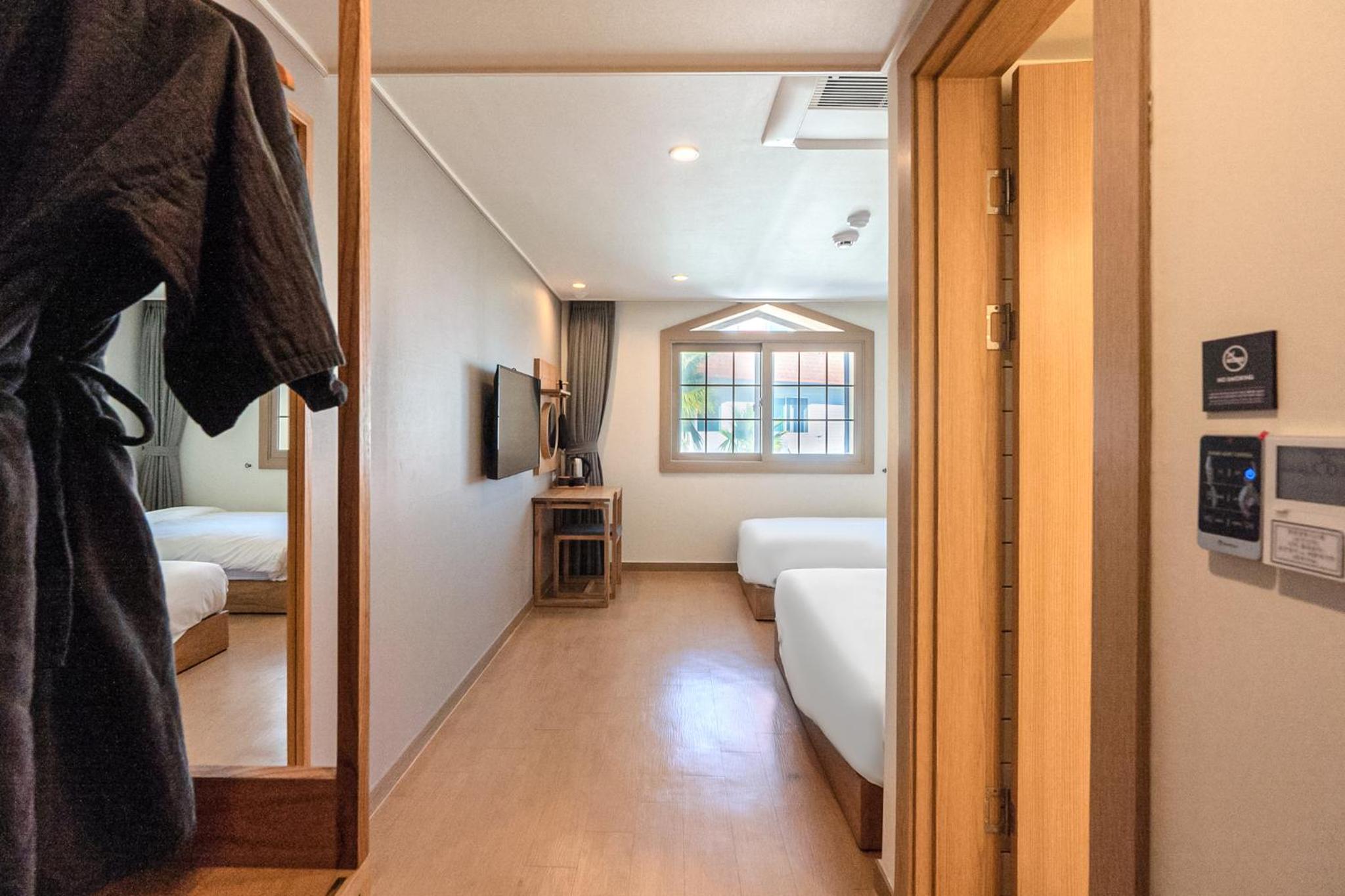 Deluxe Twin Room with Sea View - Photo 4