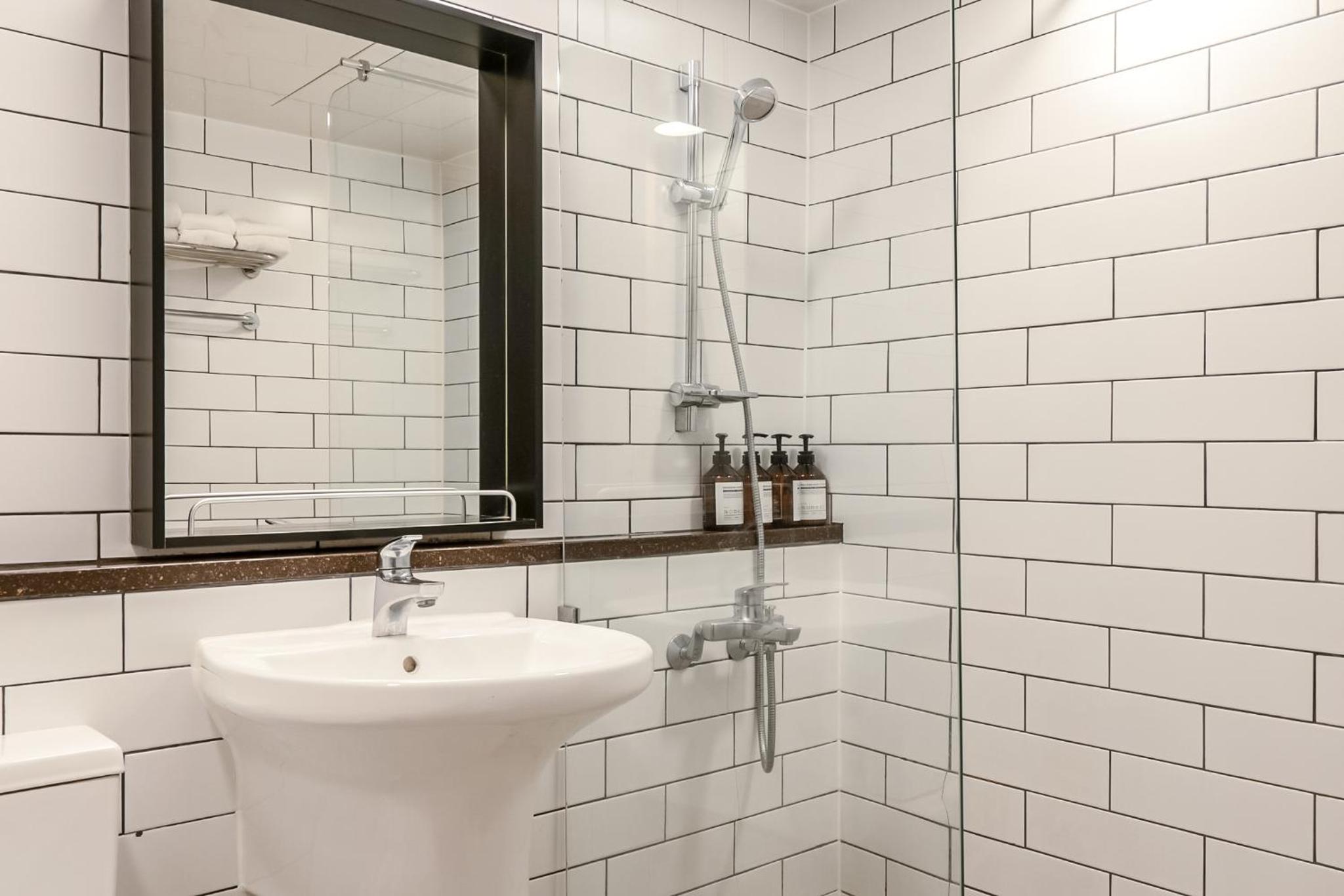 Deluxe Twin Room with Sea View - Photo 10