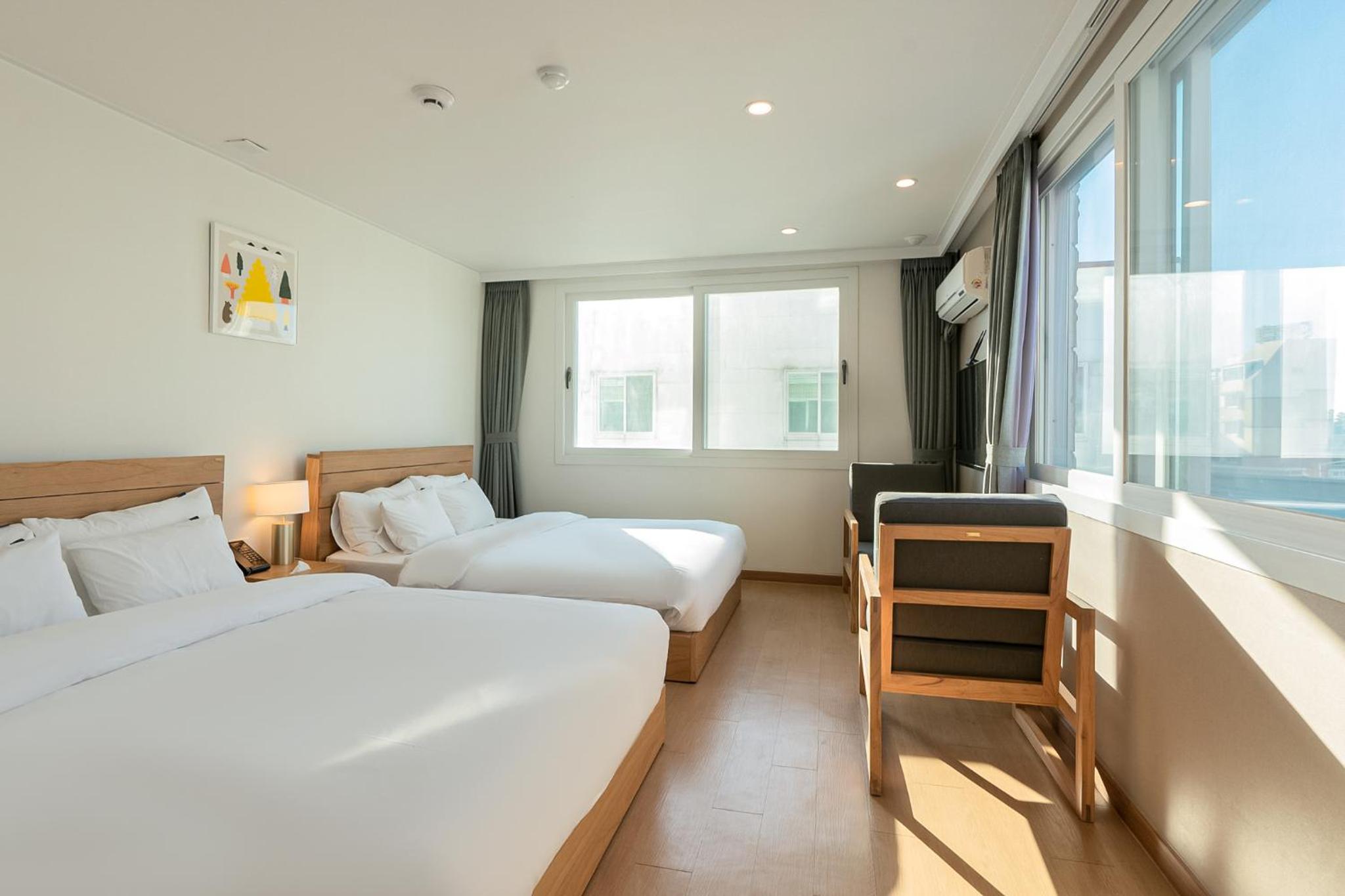 Family Twin Room - Photo 2
