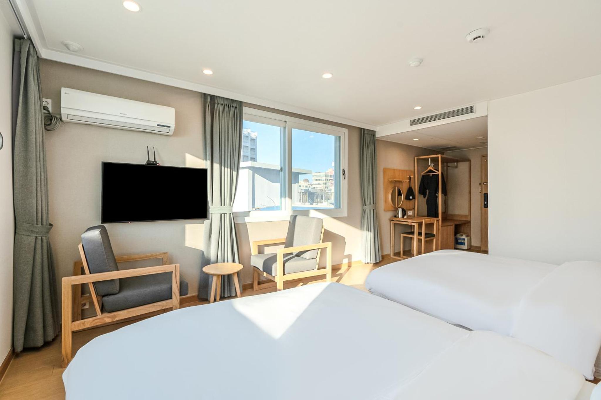 Family Twin Room - Photo 6