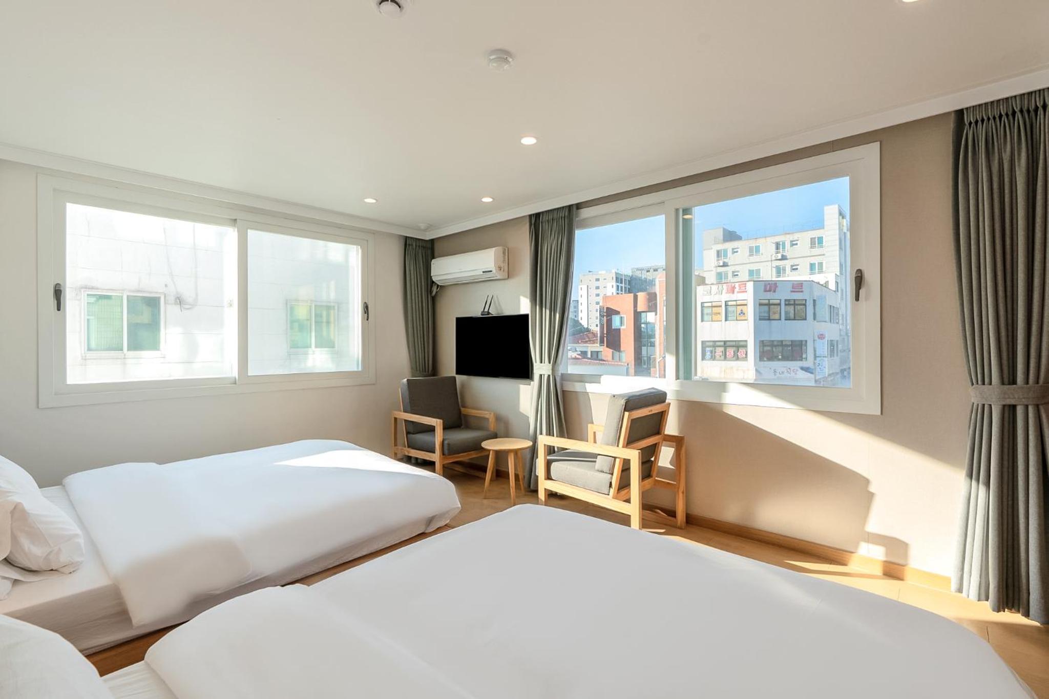 Family Twin Room - Photo 4