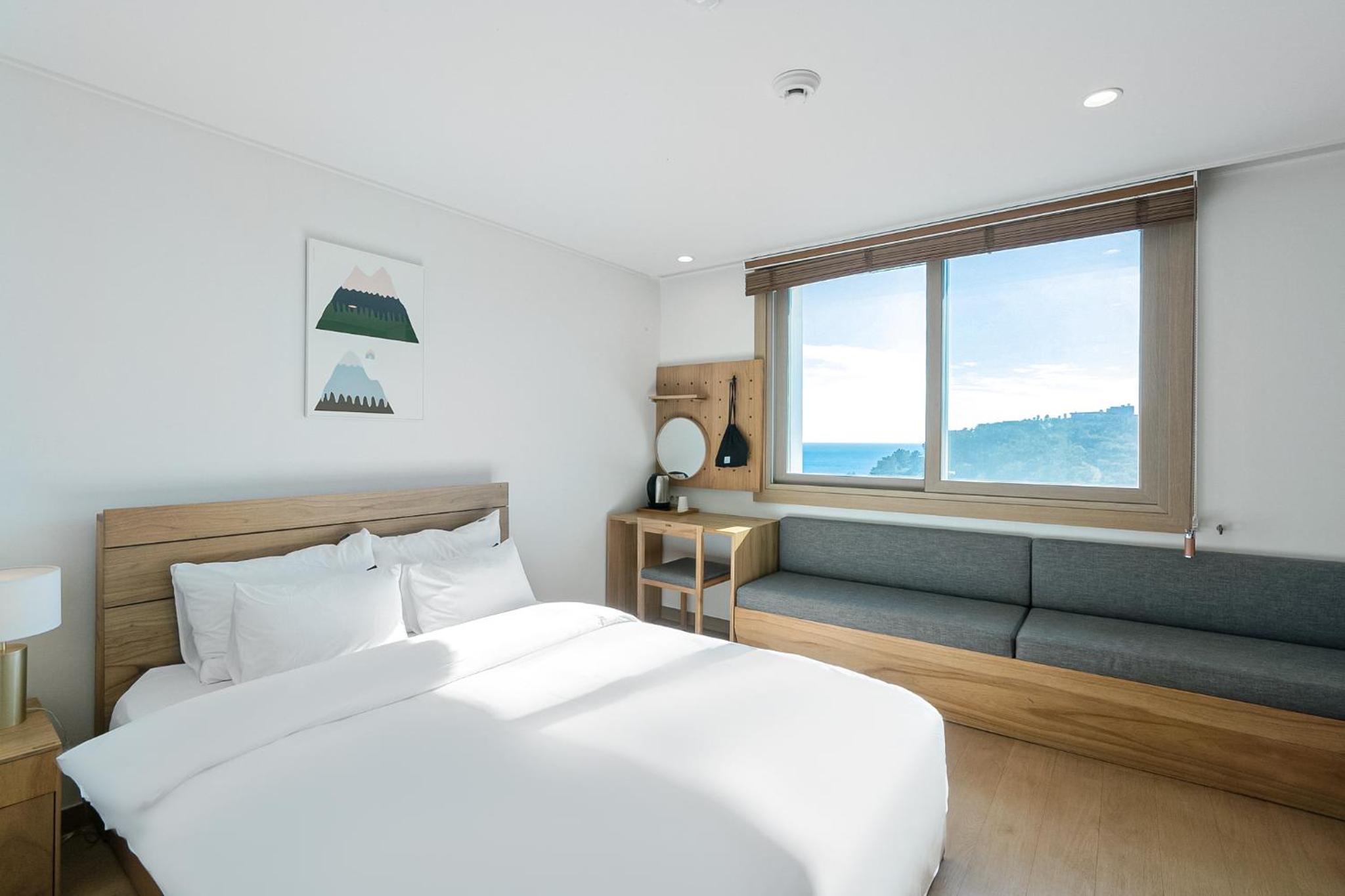 Deluxe Double Room with Partial Sea View - Photo 5