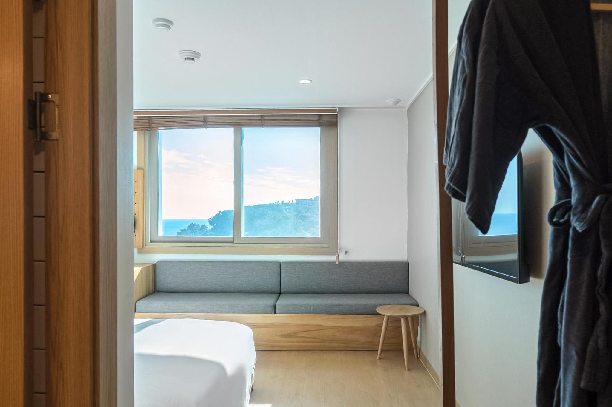 Deluxe Double Room with Partial Sea View - Photo 4