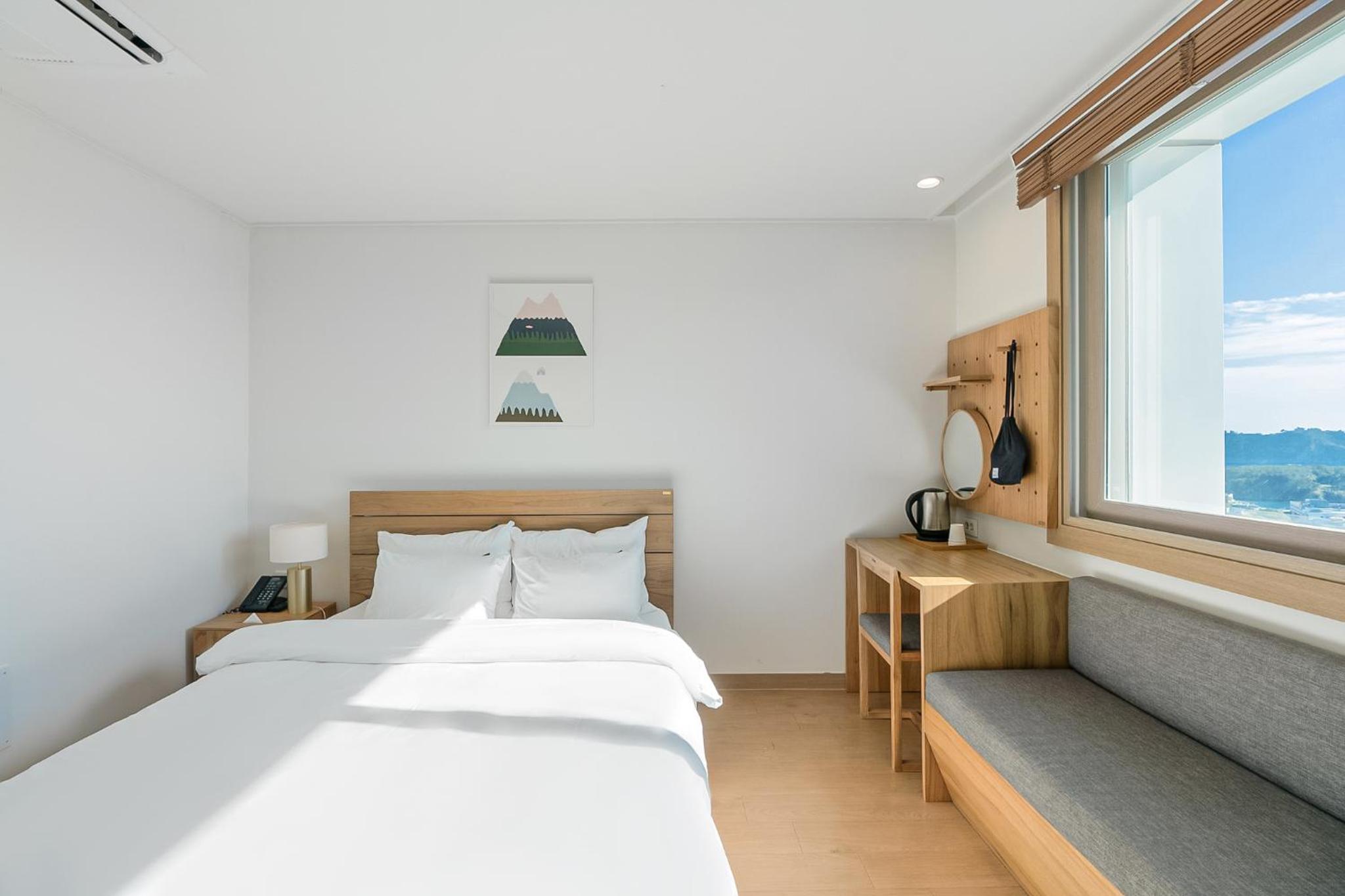 Deluxe Double Room with Partial Sea View - Photo 3