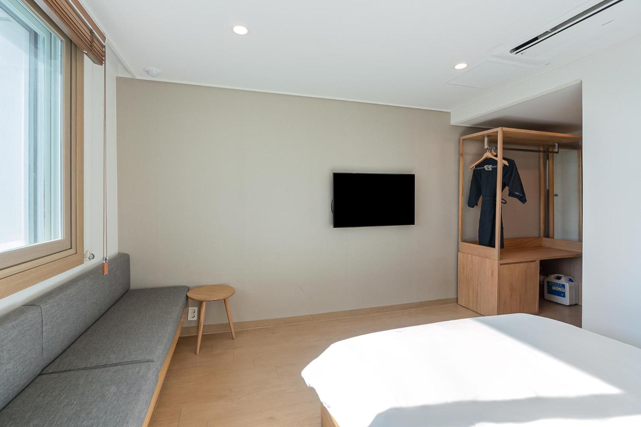 Deluxe Double Room with Partial Sea View - Photo 2