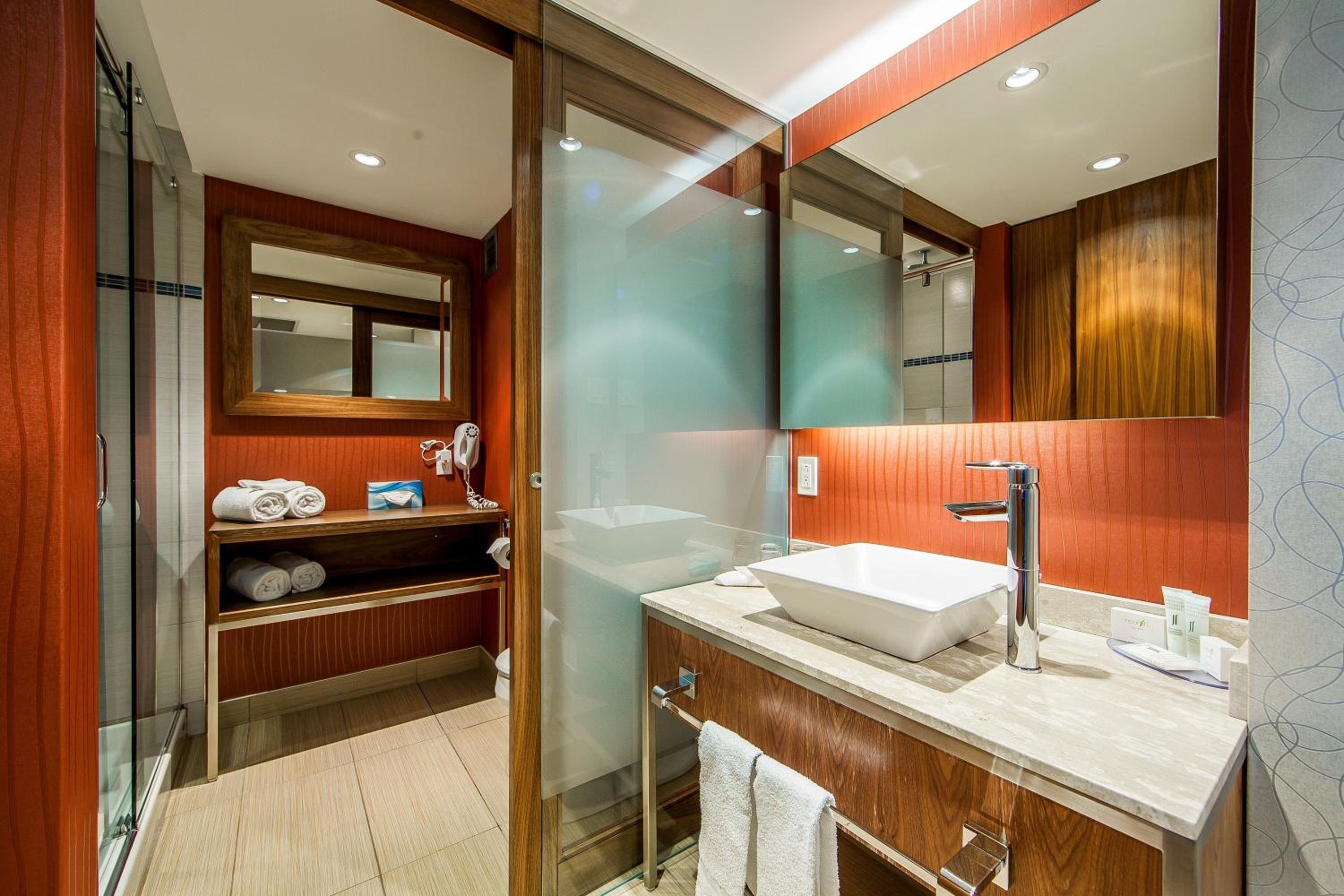 Superior Room with 1 king bed - Photo 6