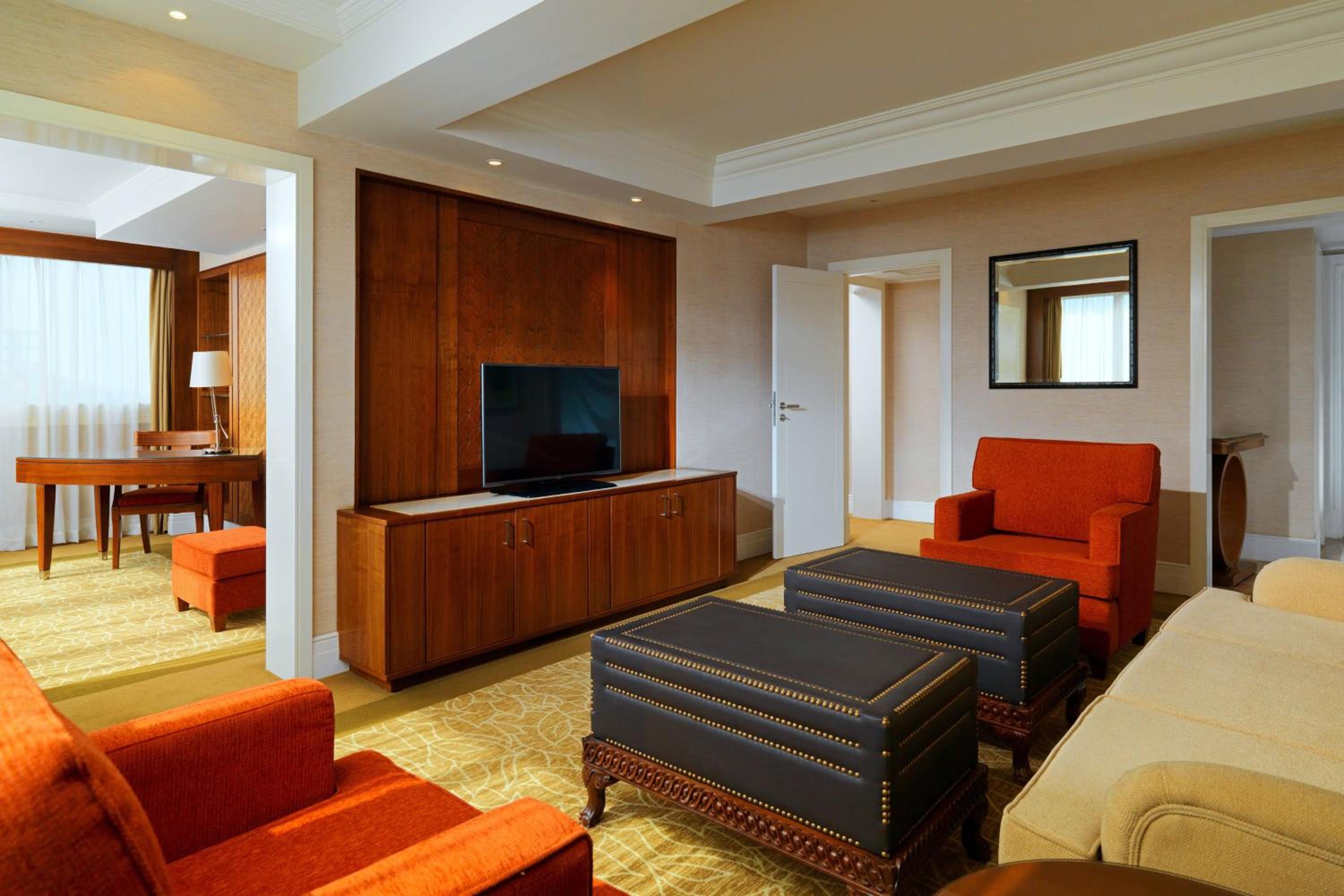 Executive Suite, Club lounge access, 1 King, Partial River view, Balcony - Photo 3