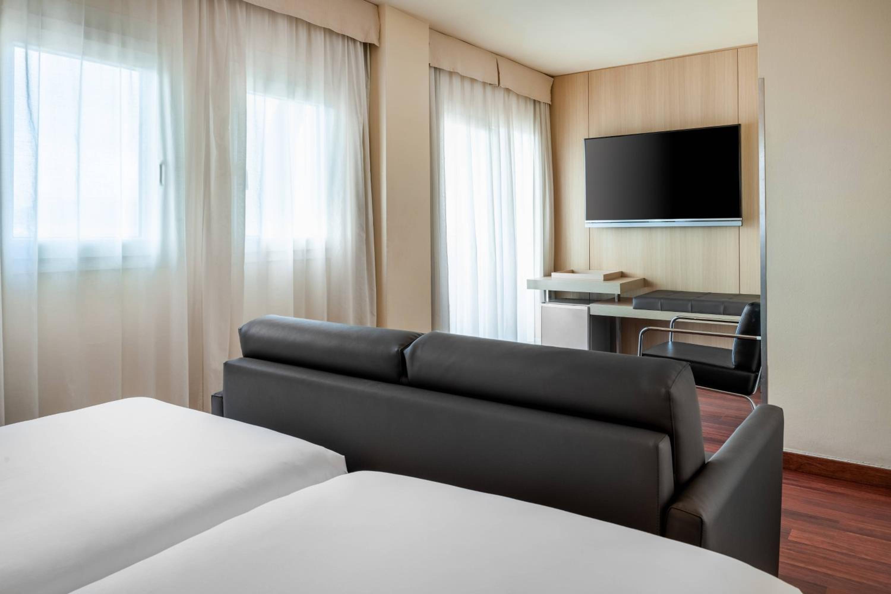 Twin Room with City View thumbnail 5