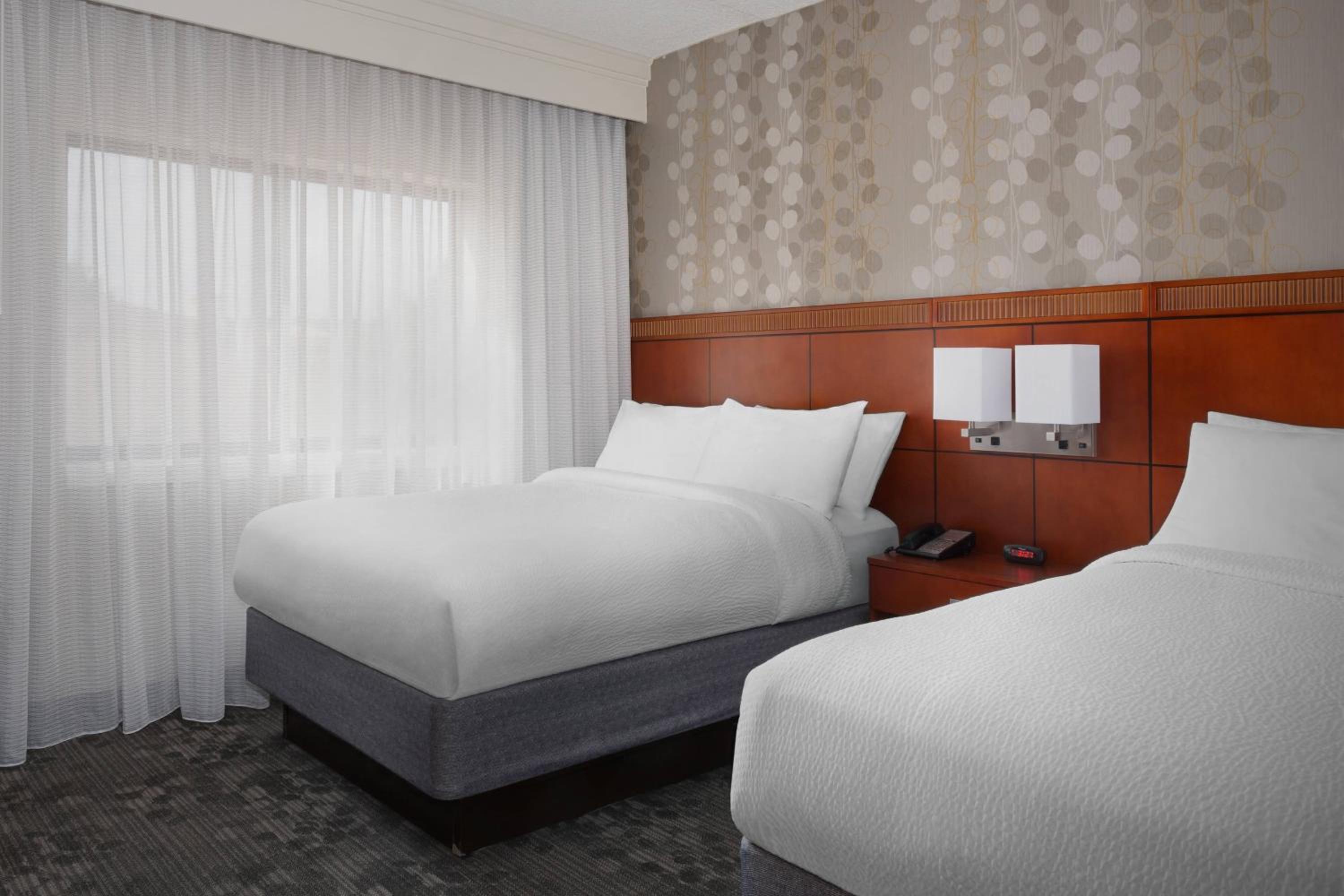 Double Room with Tub - Mobility Accessible - Photo 1