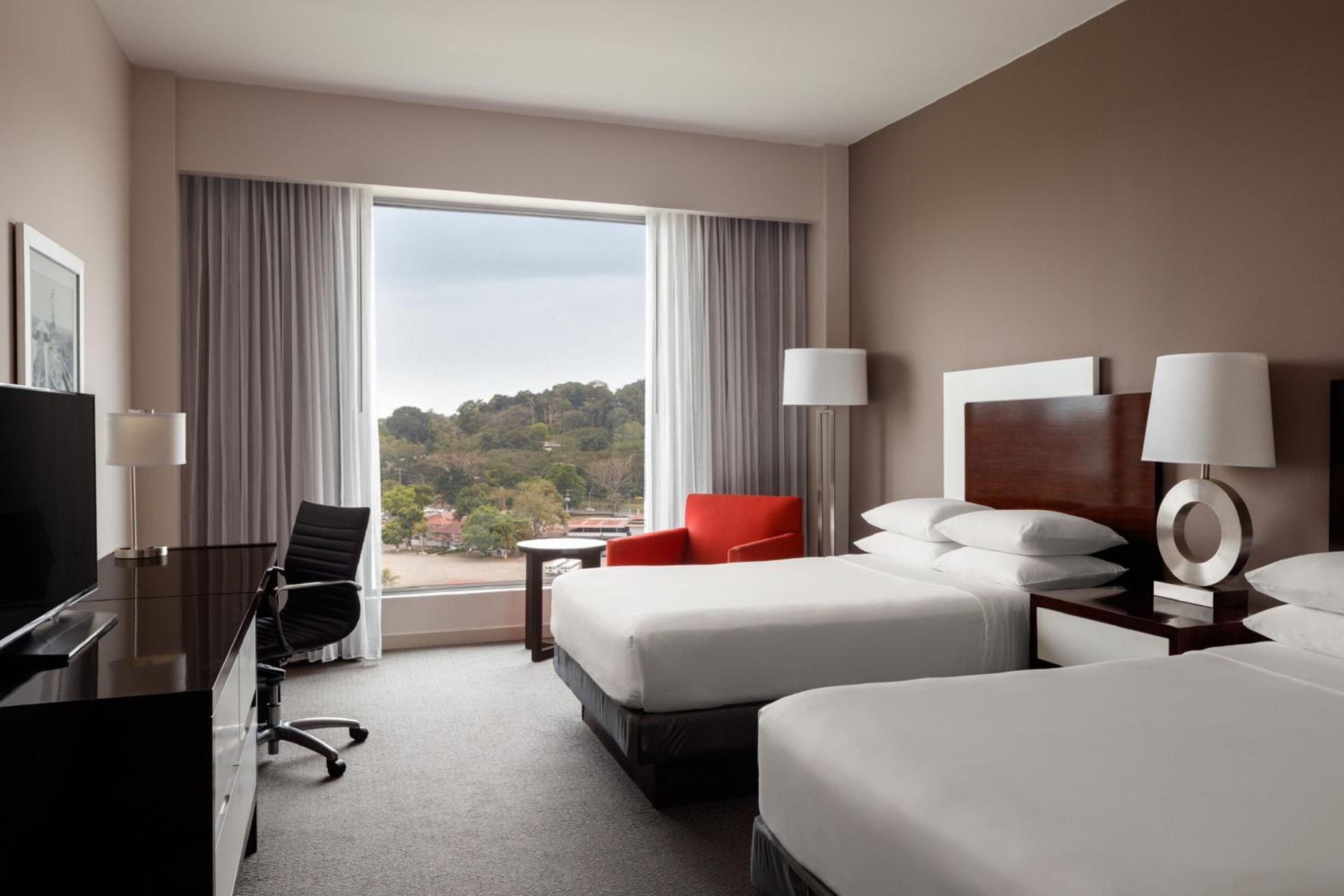 Deluxe Double Room with Two Double Beds and City View - Photo 2