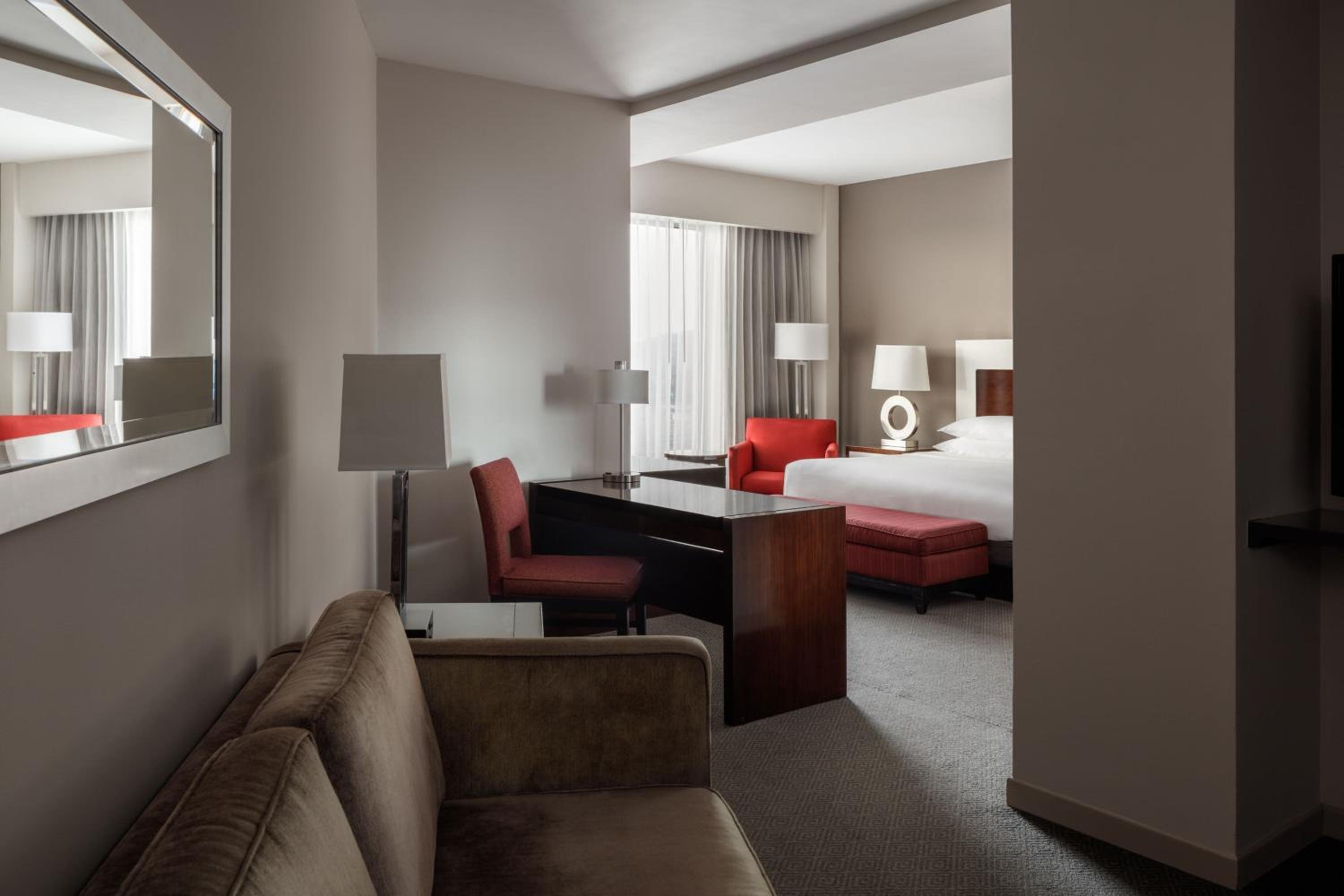 One-Bedroom King Suite with City View - Photo 2