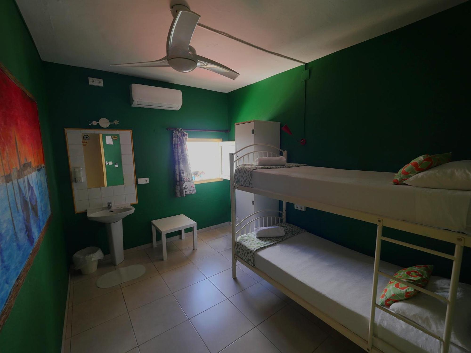 Habitación Triple Económica con Baño Compartido