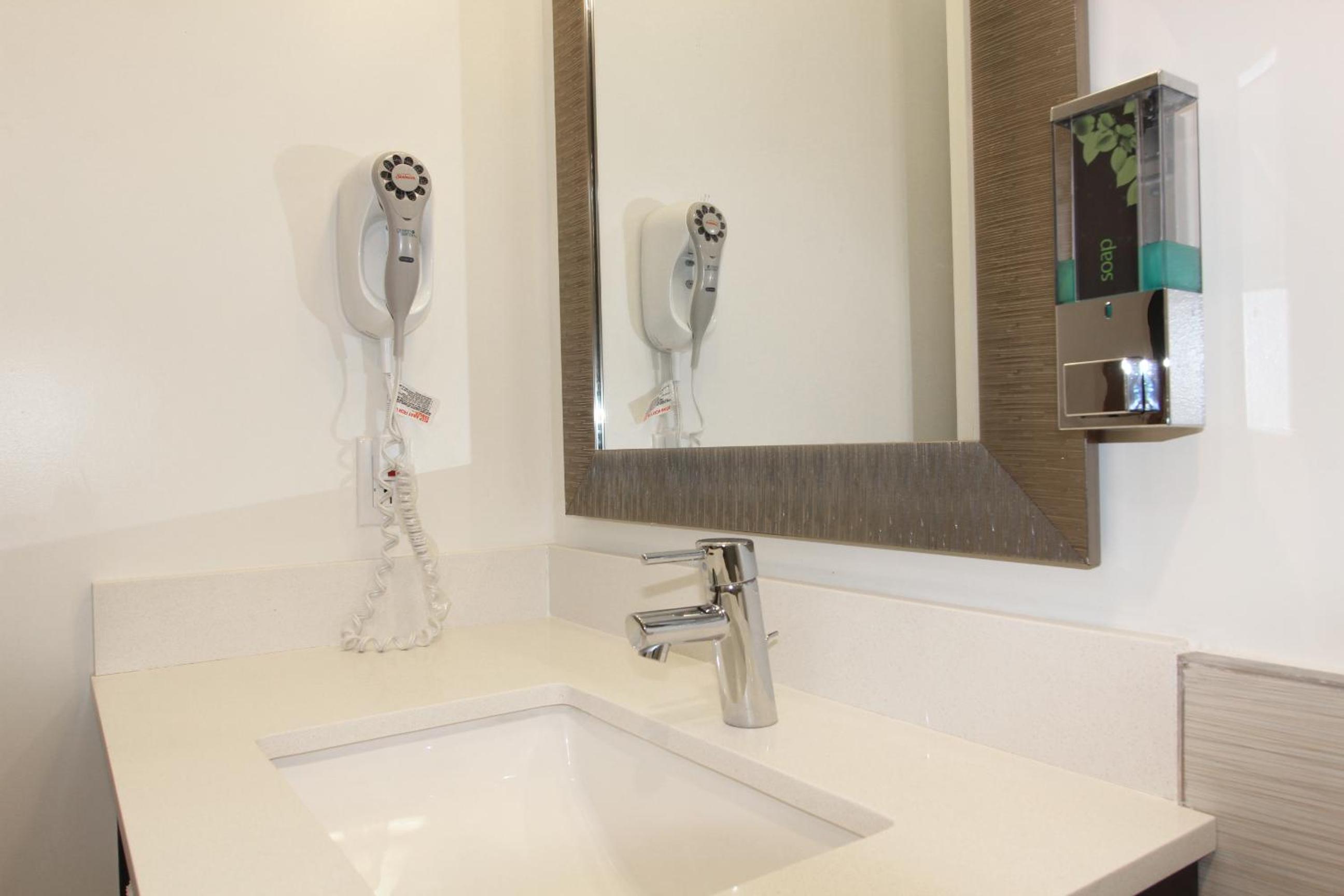 Deluxe King Room - Photo 5