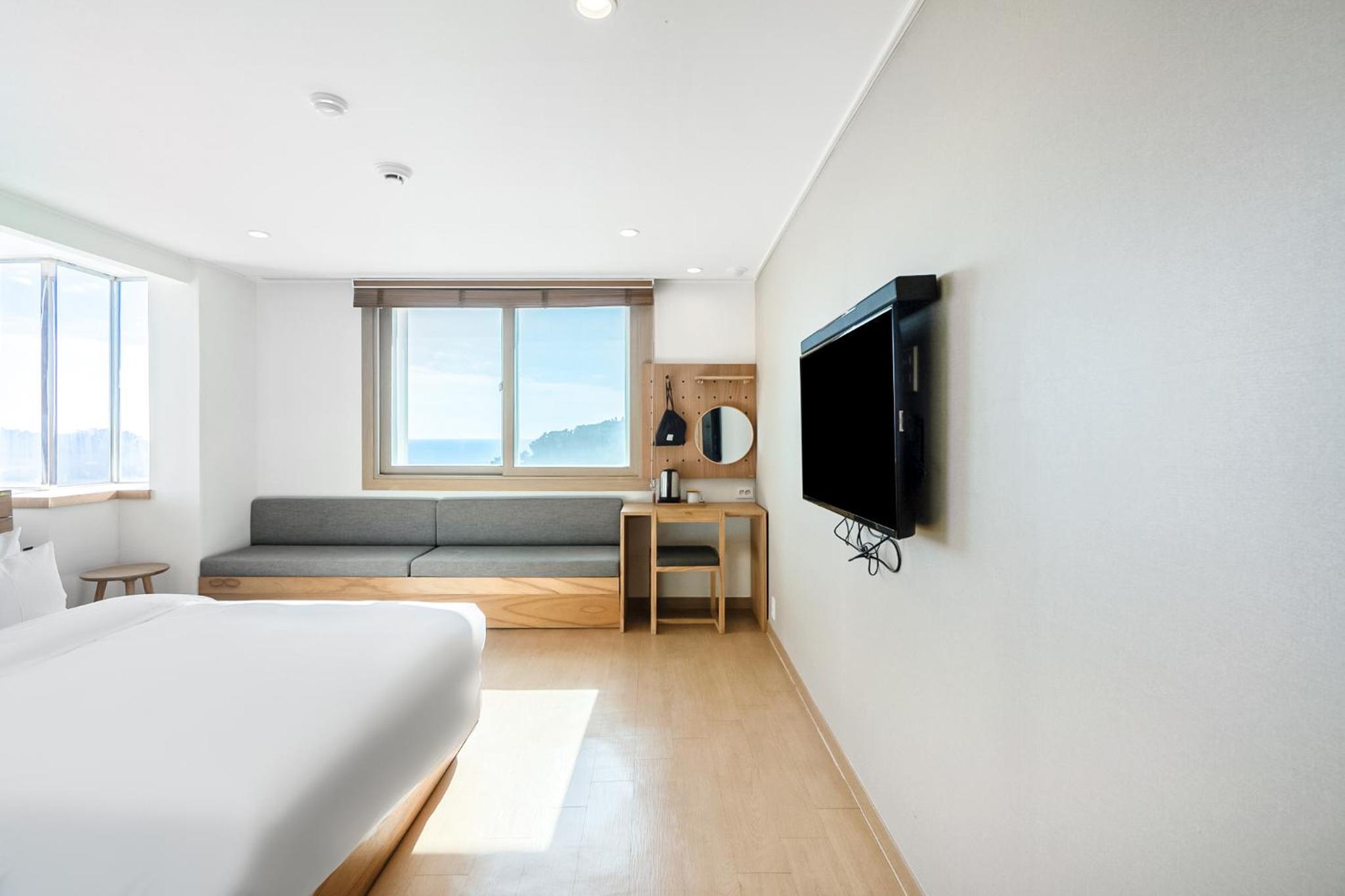 Deluxe Double Room with Partial Sea View - Photo 7