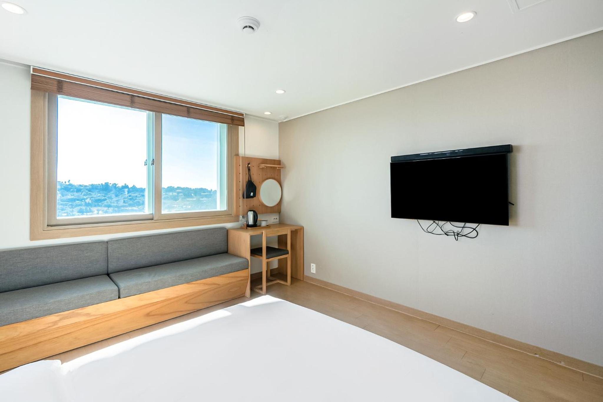 Deluxe Double Room with Partial Sea View - Photo 9