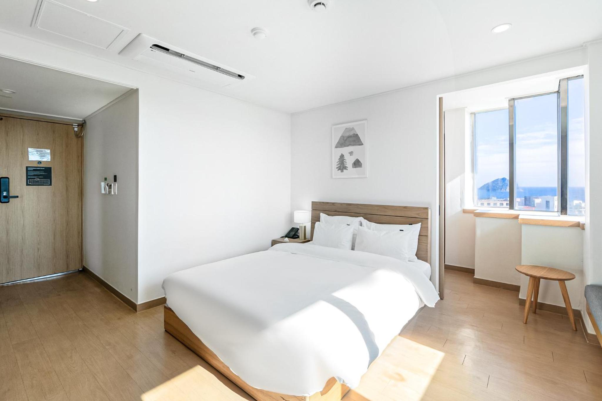 Deluxe Double Room with Side Sea View - Photo 7