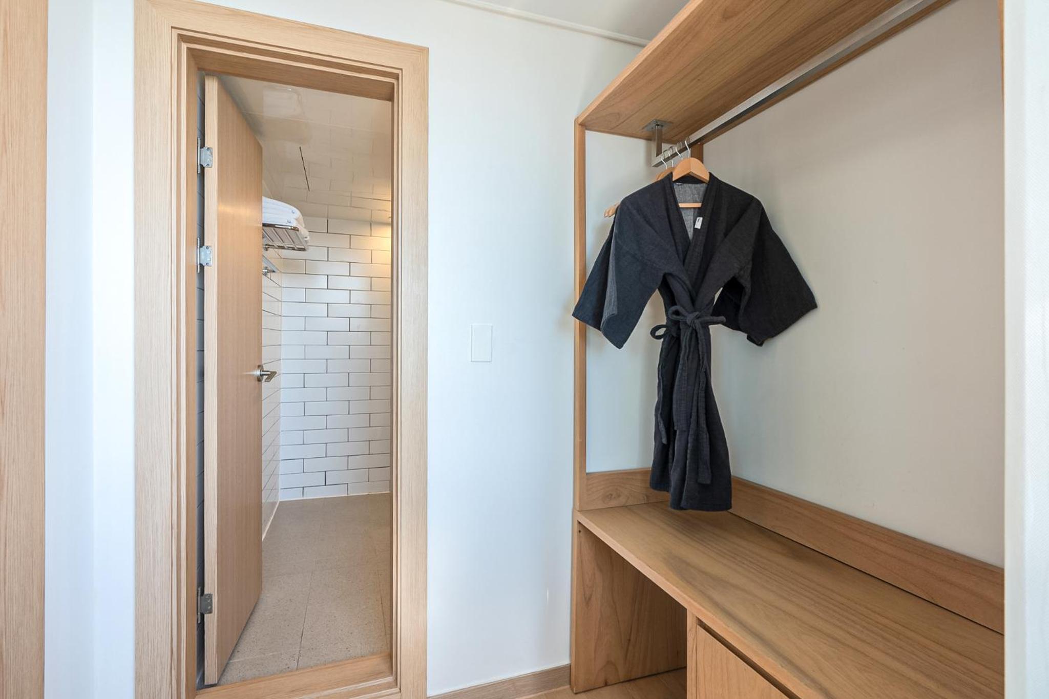 Deluxe Double Room with Side Sea View - Photo 9
