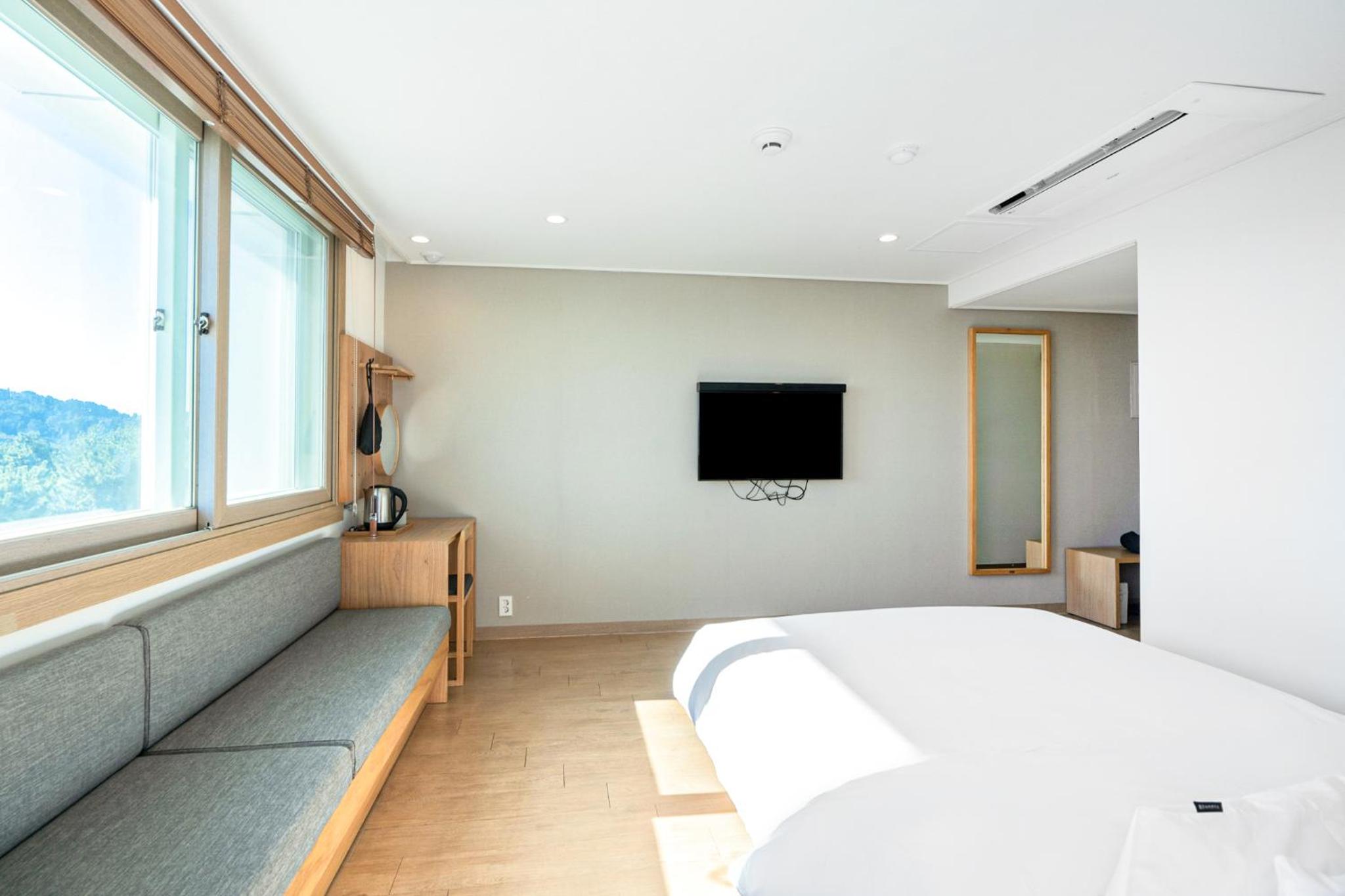 Deluxe Double Room with Partial Sea View - Photo 10