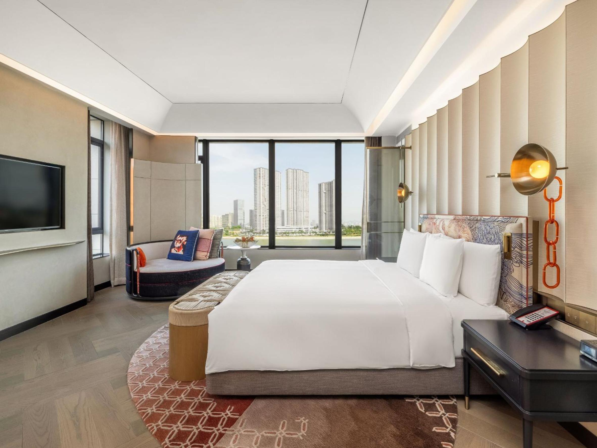 Premium King Room with Lake View - Photo 4