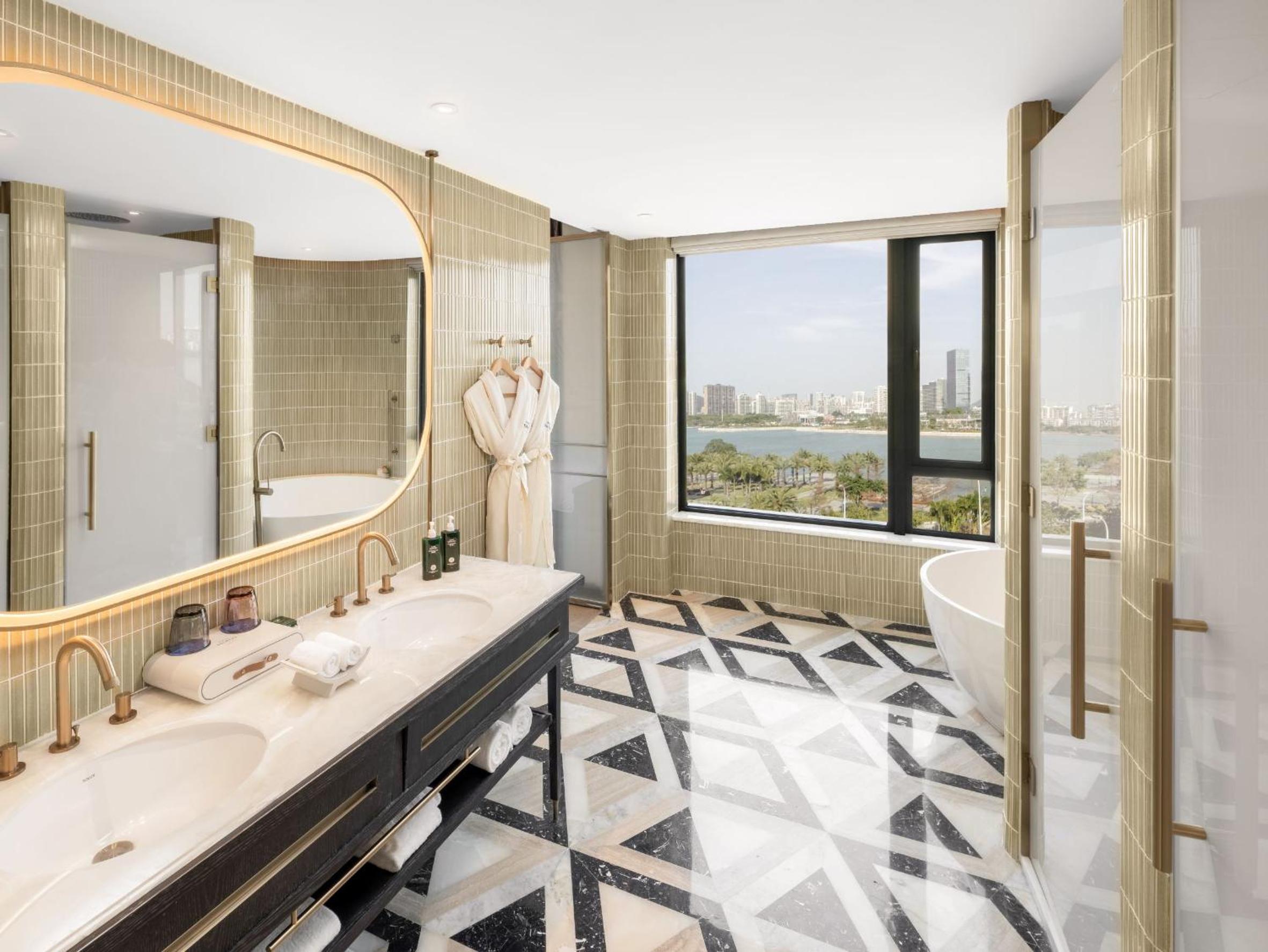Premium King Room with Lake View - Photo 2