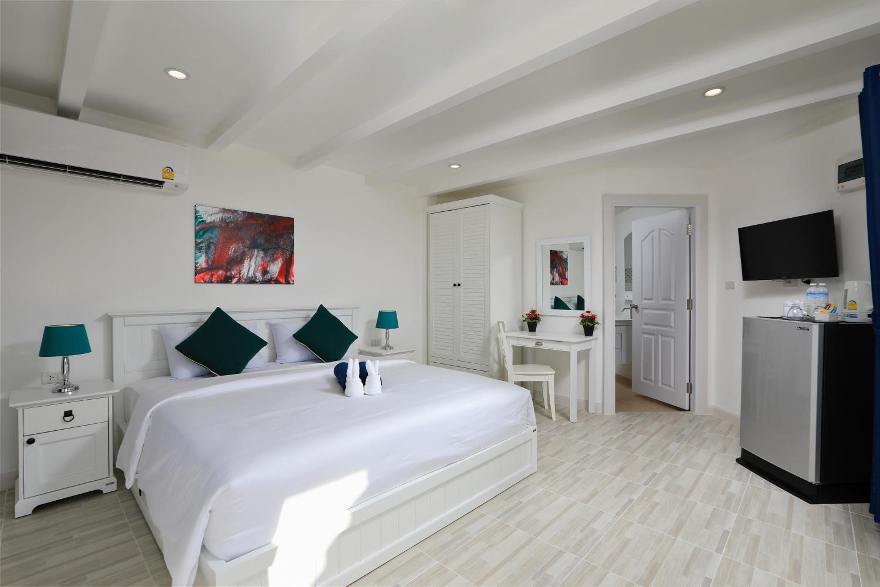 Deluxe Double Room with Balcony - Photo 6