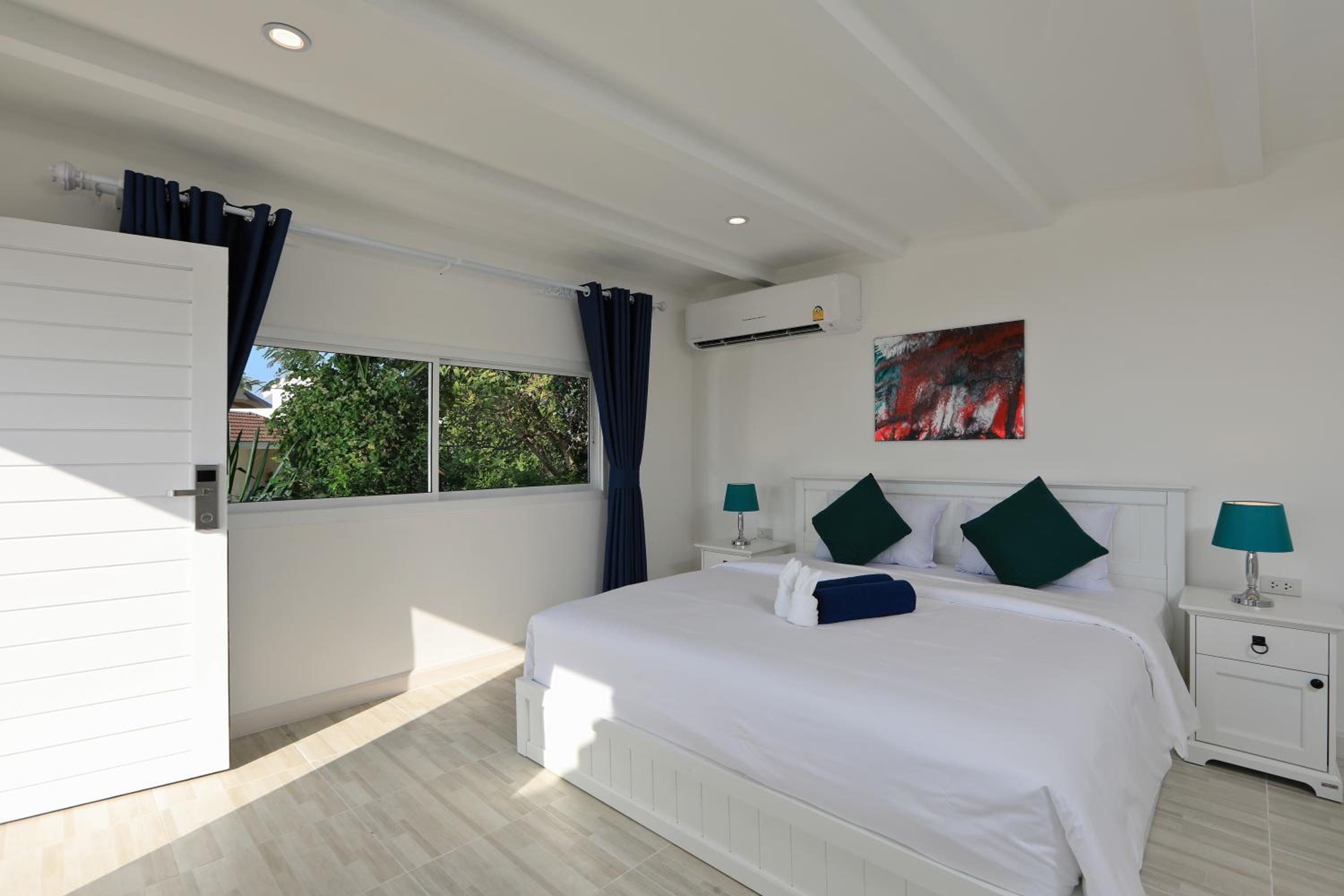 Deluxe Double Room with Balcony - Photo 3