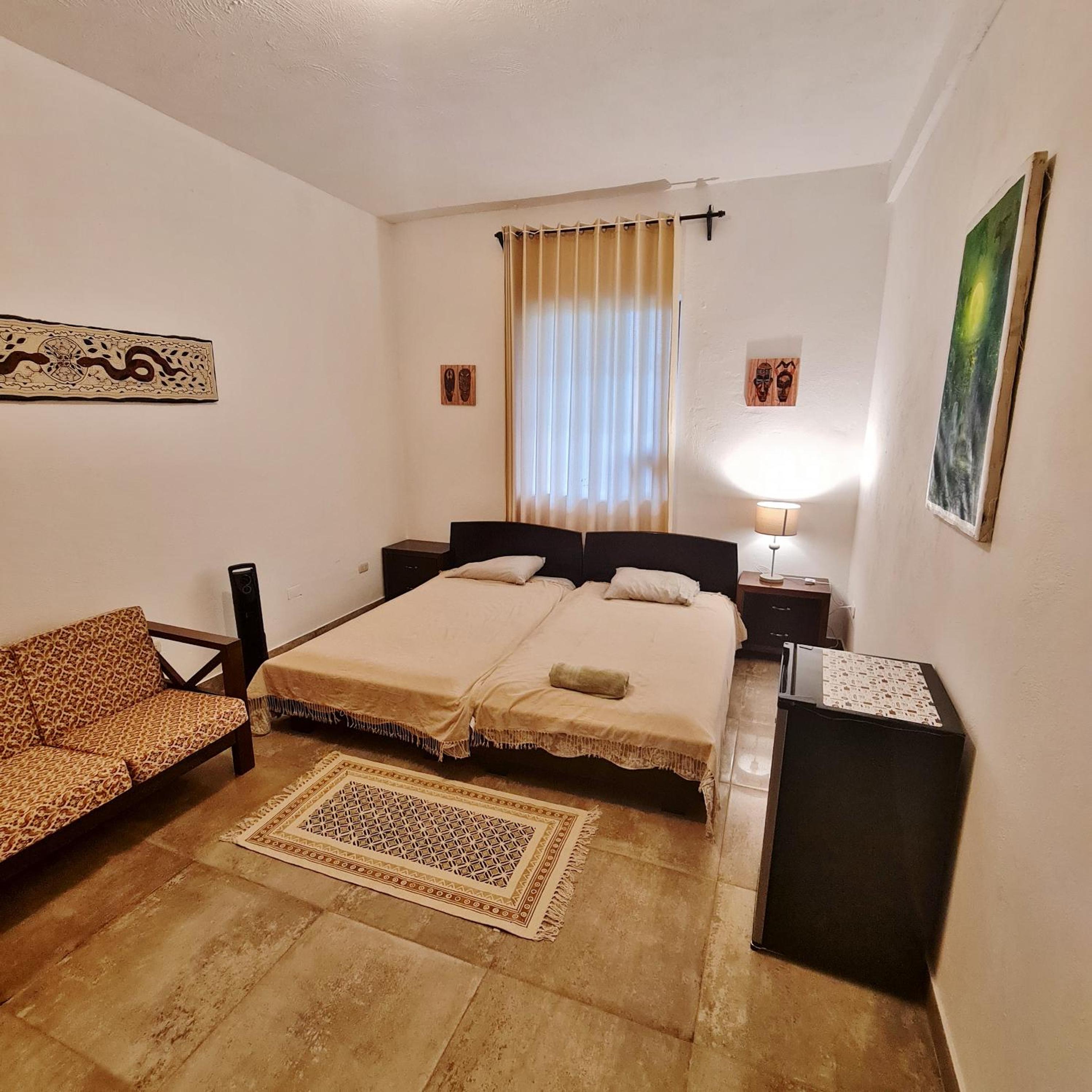 Five-Bedroom House photo 1