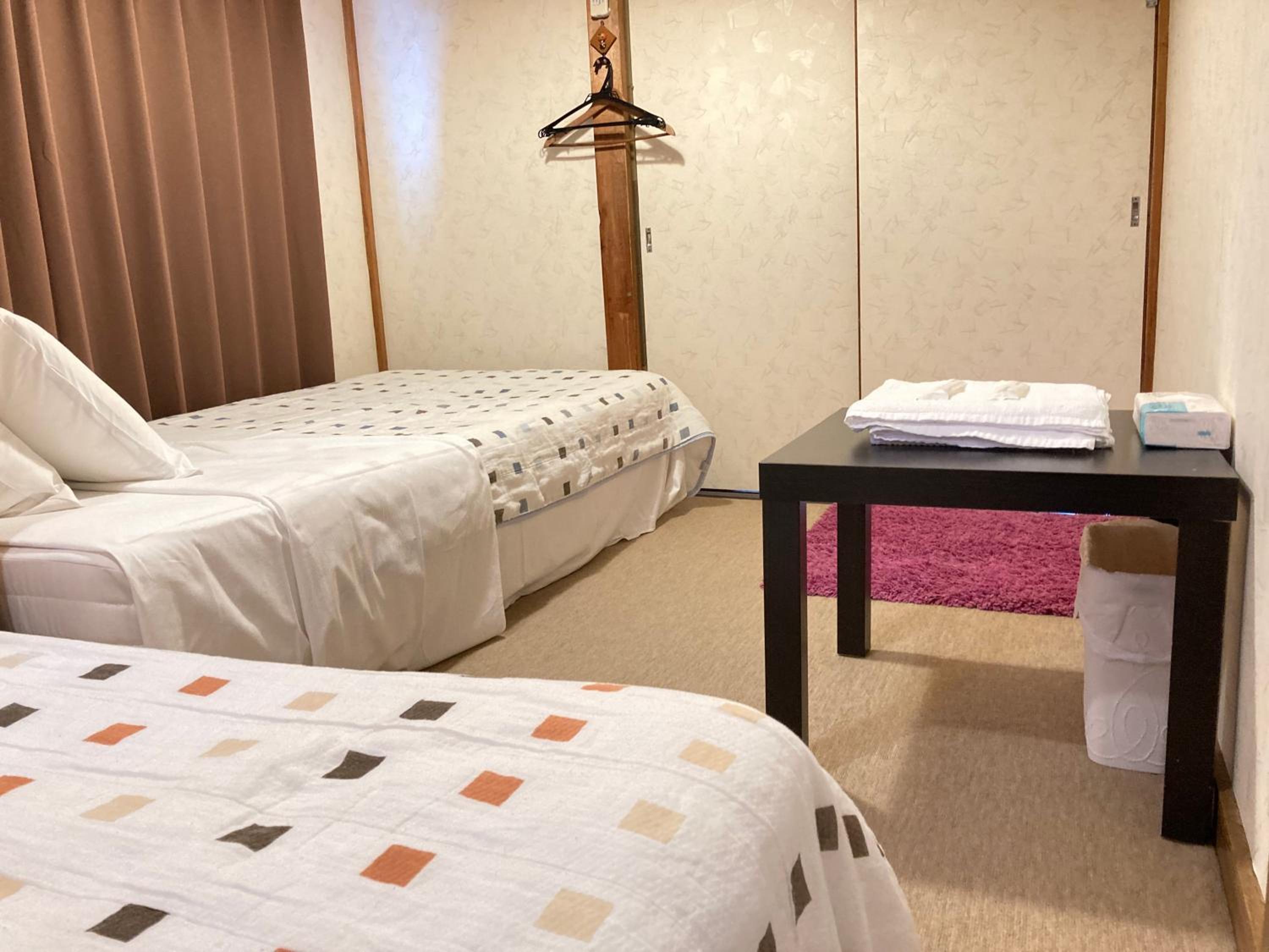 Economy Twin Room photo 3