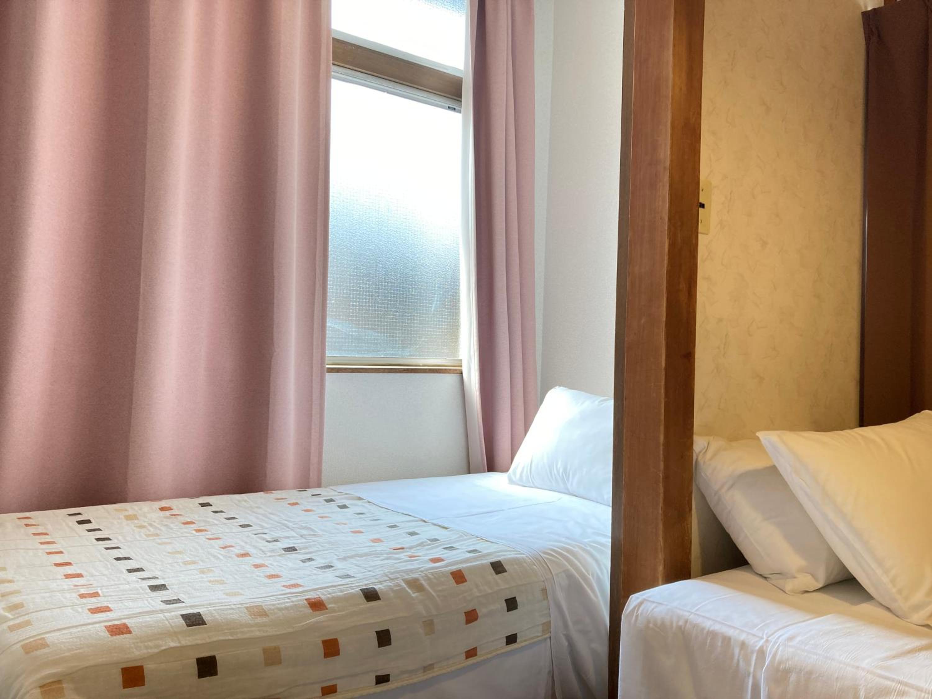 Economy Twin Room photo 2