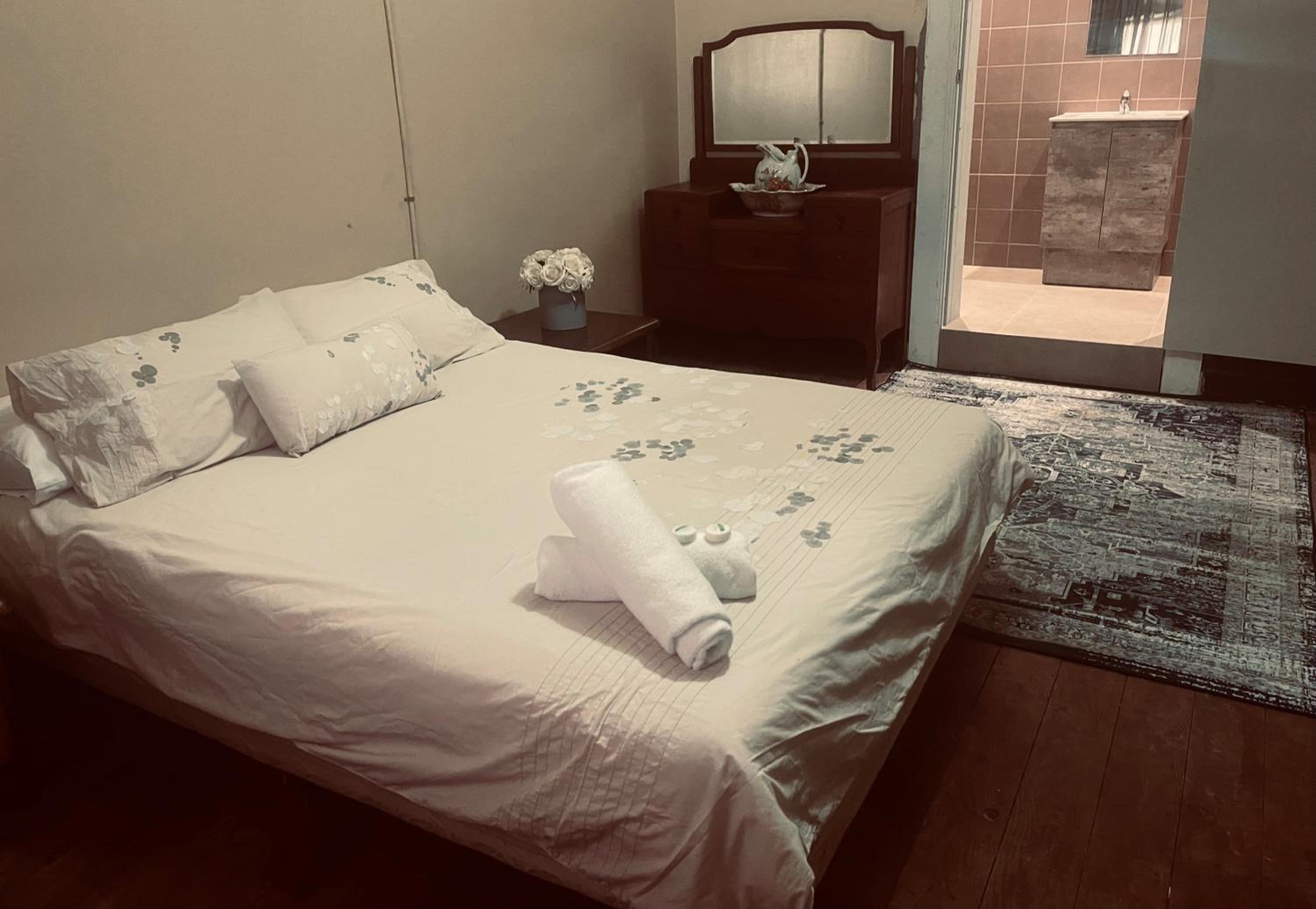 Double Room with Private Bathroom - Photo 2