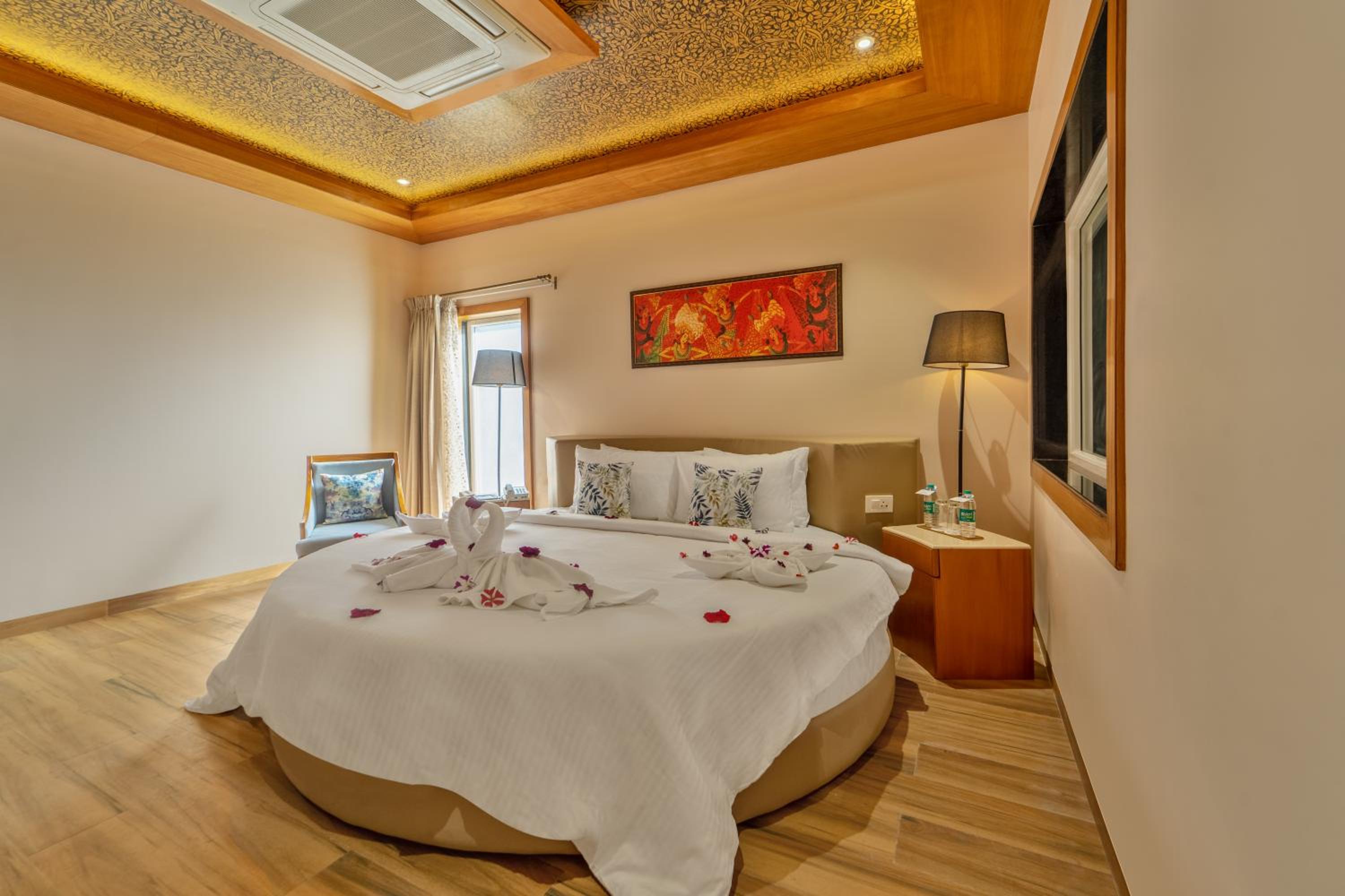 HoneyMoon Cottage Double Bed - Photo 1