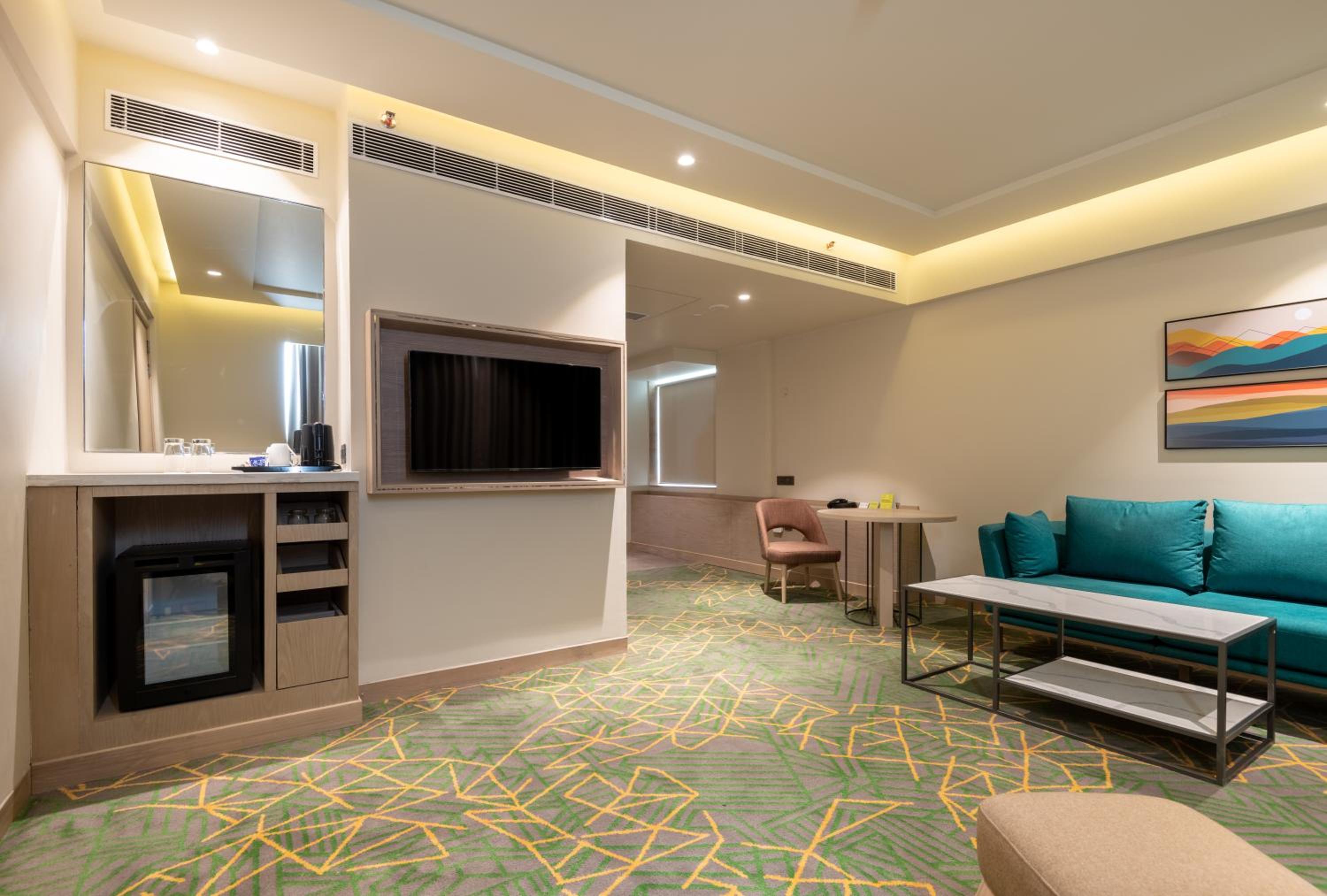 One-Bedroom Suite - Photo 9