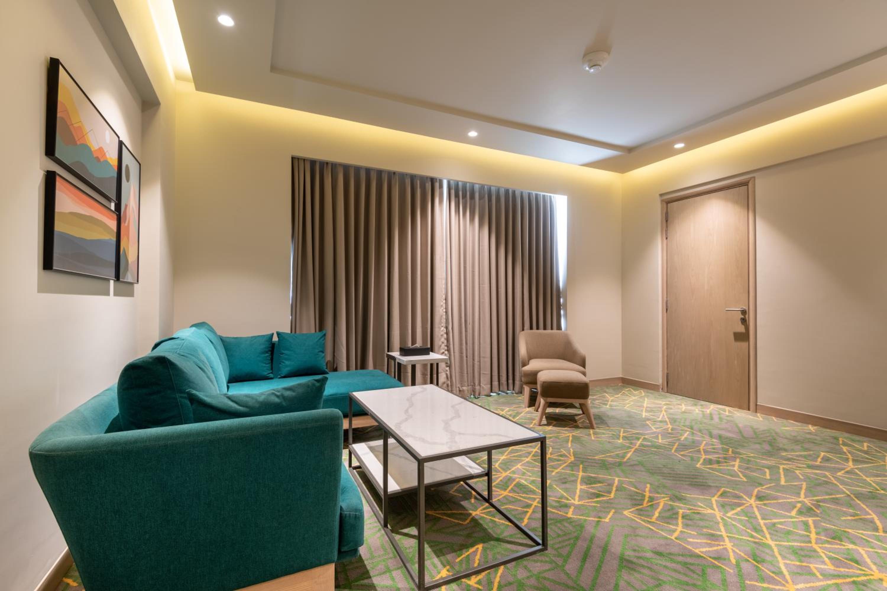 One-Bedroom Suite - Photo 8