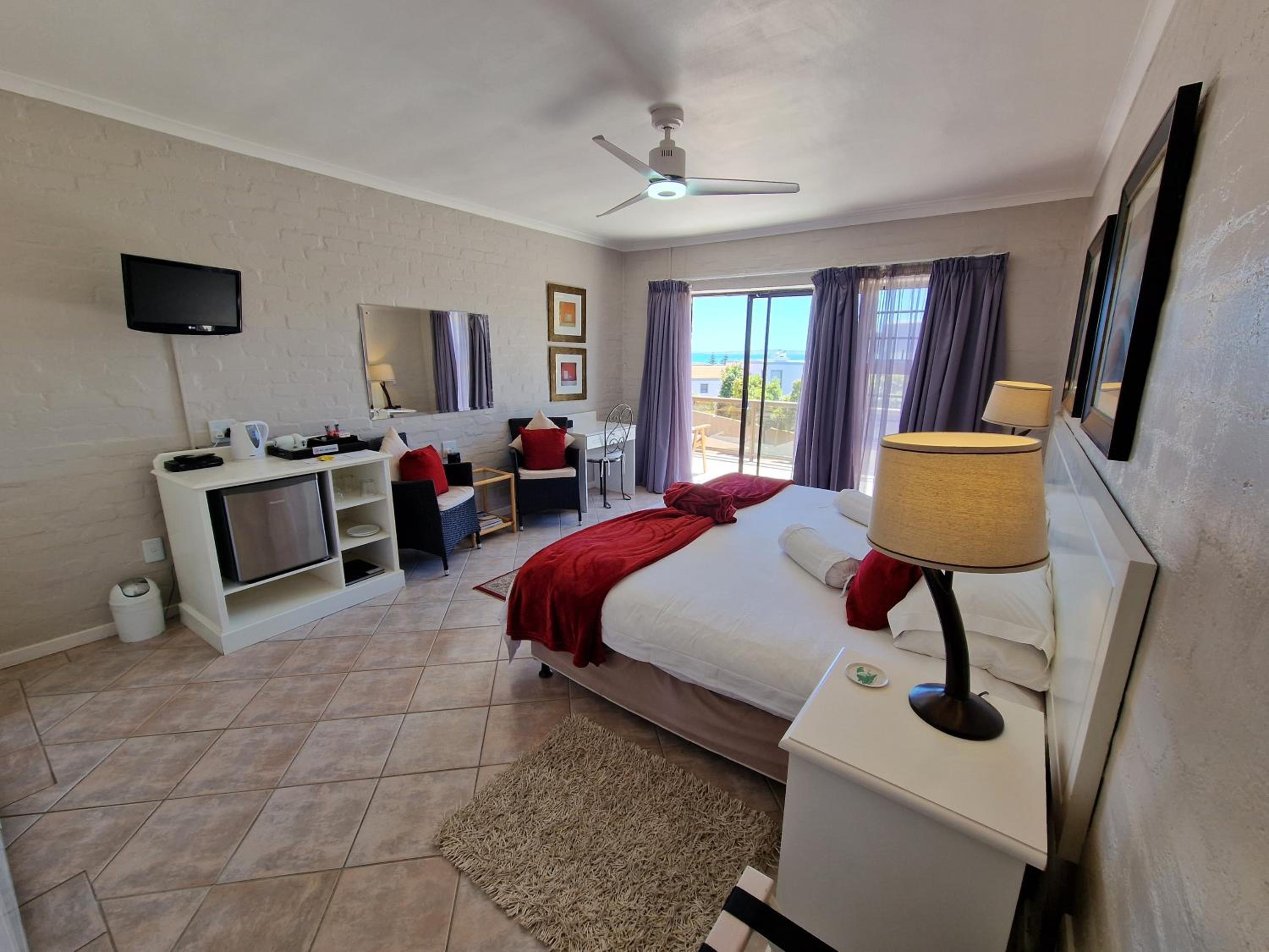 Deluxe Double or Twin Room with Sea View photo 3