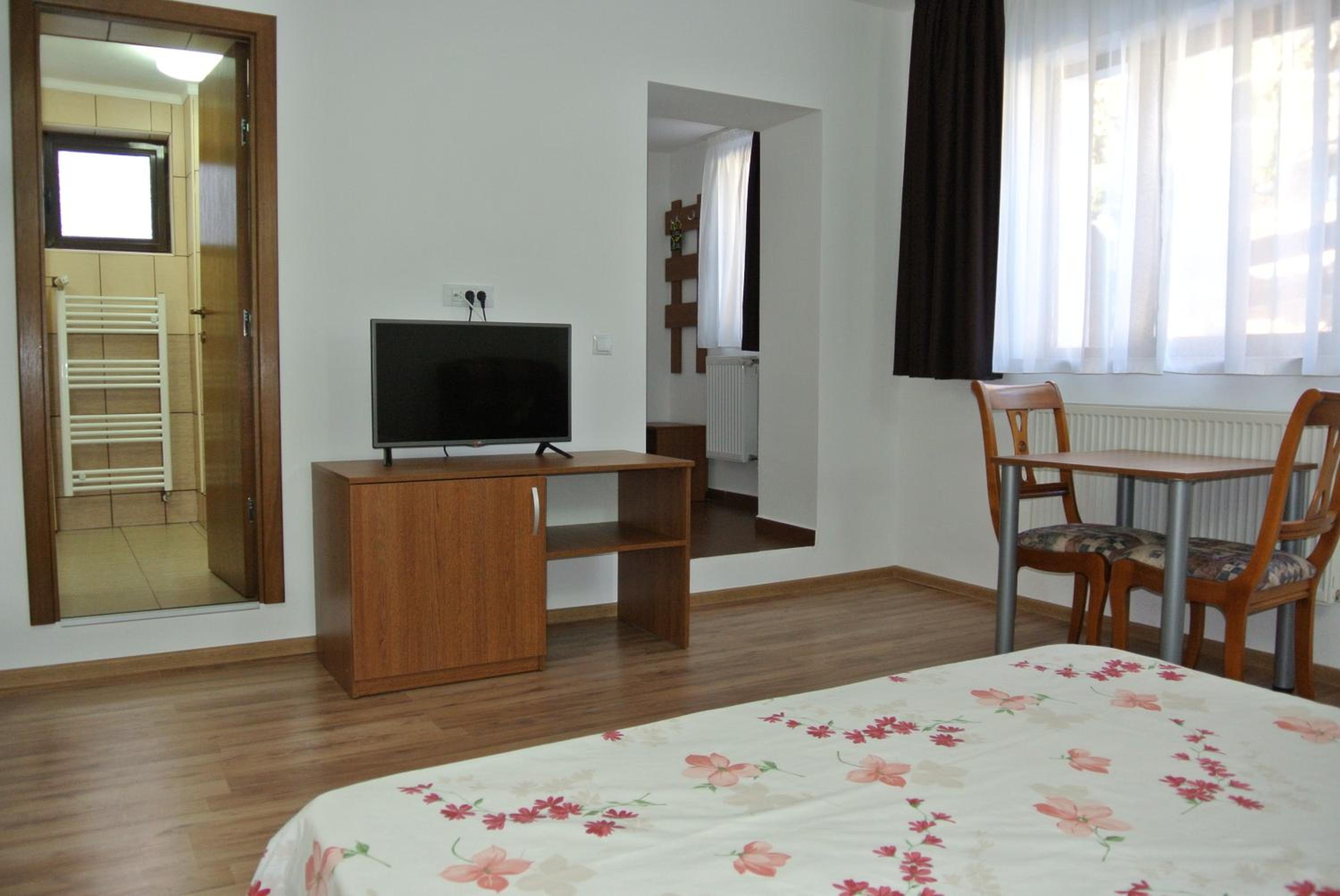 Standard Double Room - Photo 8