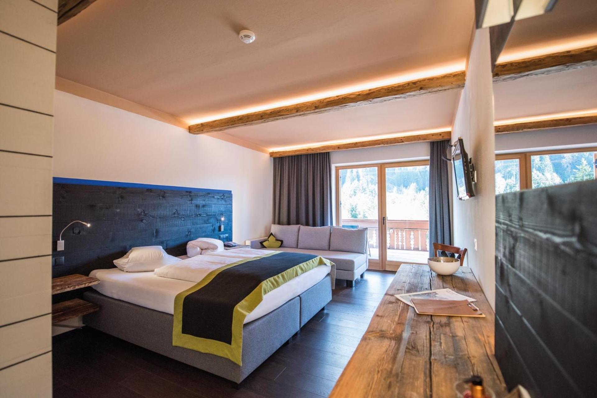 Deluxe Double Room with Balcony - Photo 4