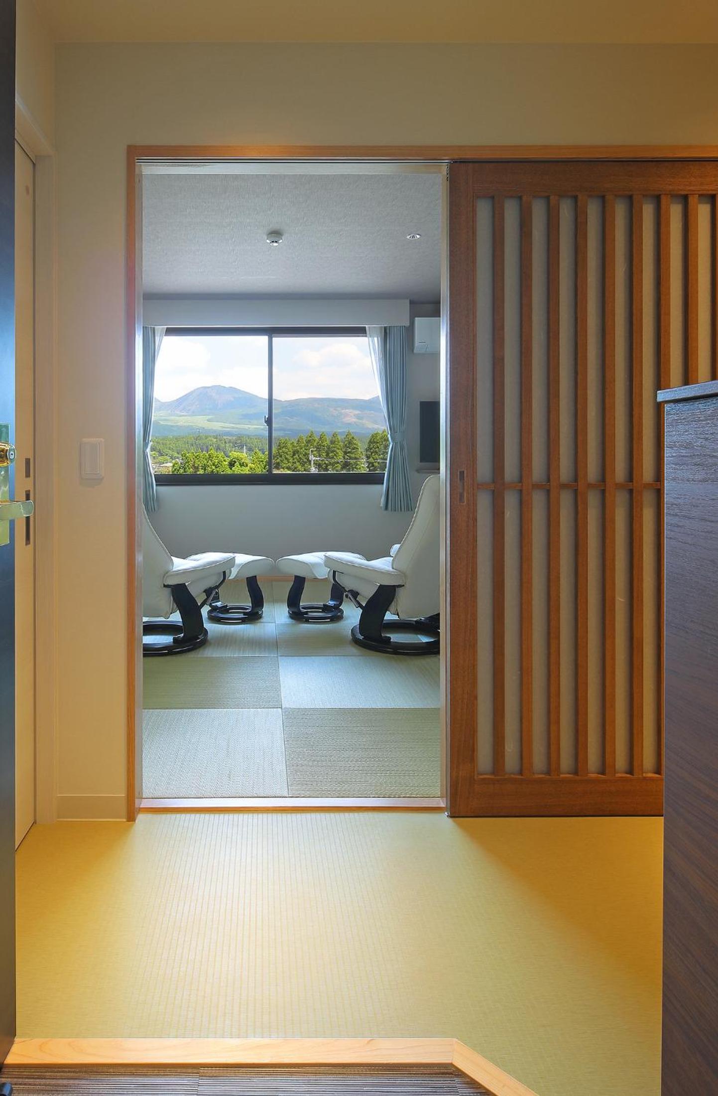 Superior Twin With Daikanbo Mountain View photo 3
