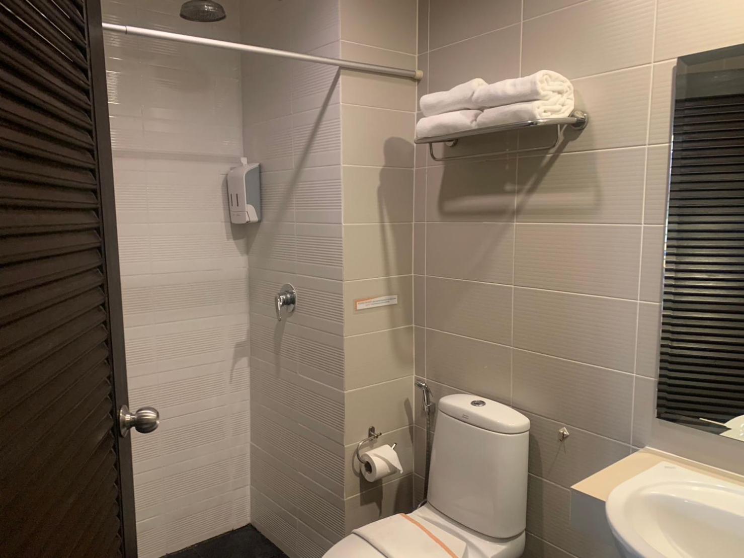 Standard Double Room - No Window photo 3