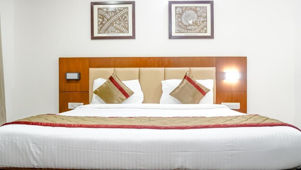 Deluxe King Room - Photo 7